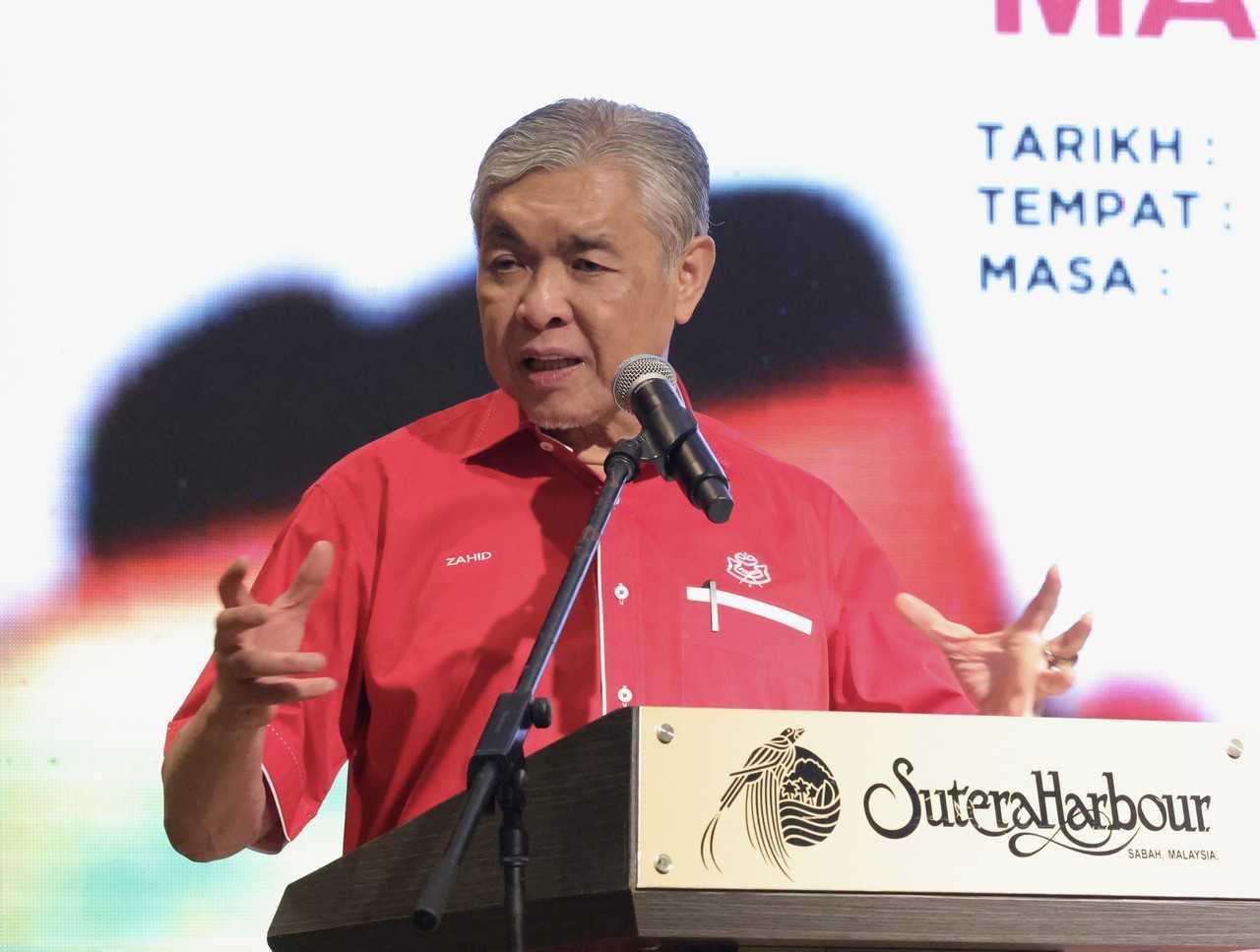 Presiden Umno Ahmad Zahid Hamidi berucap pada majlis pengenalan calon Majlis Kerja Tertinggi Umno, Exco Wanita dan Exco Pergerakan Puteri Umno di Magellan Sutera, di Kota Kinabalu, 7 Mac. Gambar: Bernama