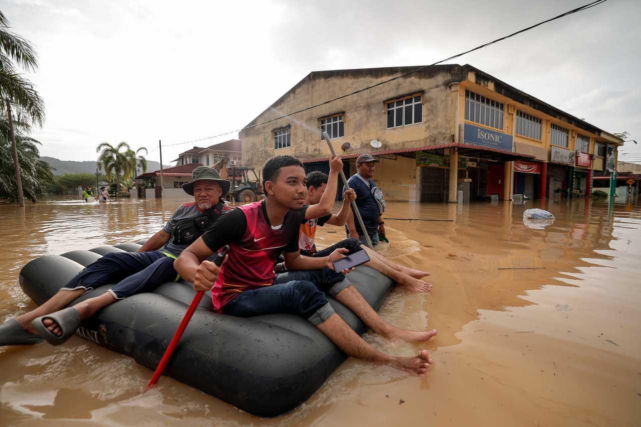 Beberapa penduduk setempat meredah banjir dari kediaman ke Pusat Pemindahan Sementara ketika tinjauan di Seri Medan Batu Pahat, Johor, 5 Mac. Gambar: Bernama