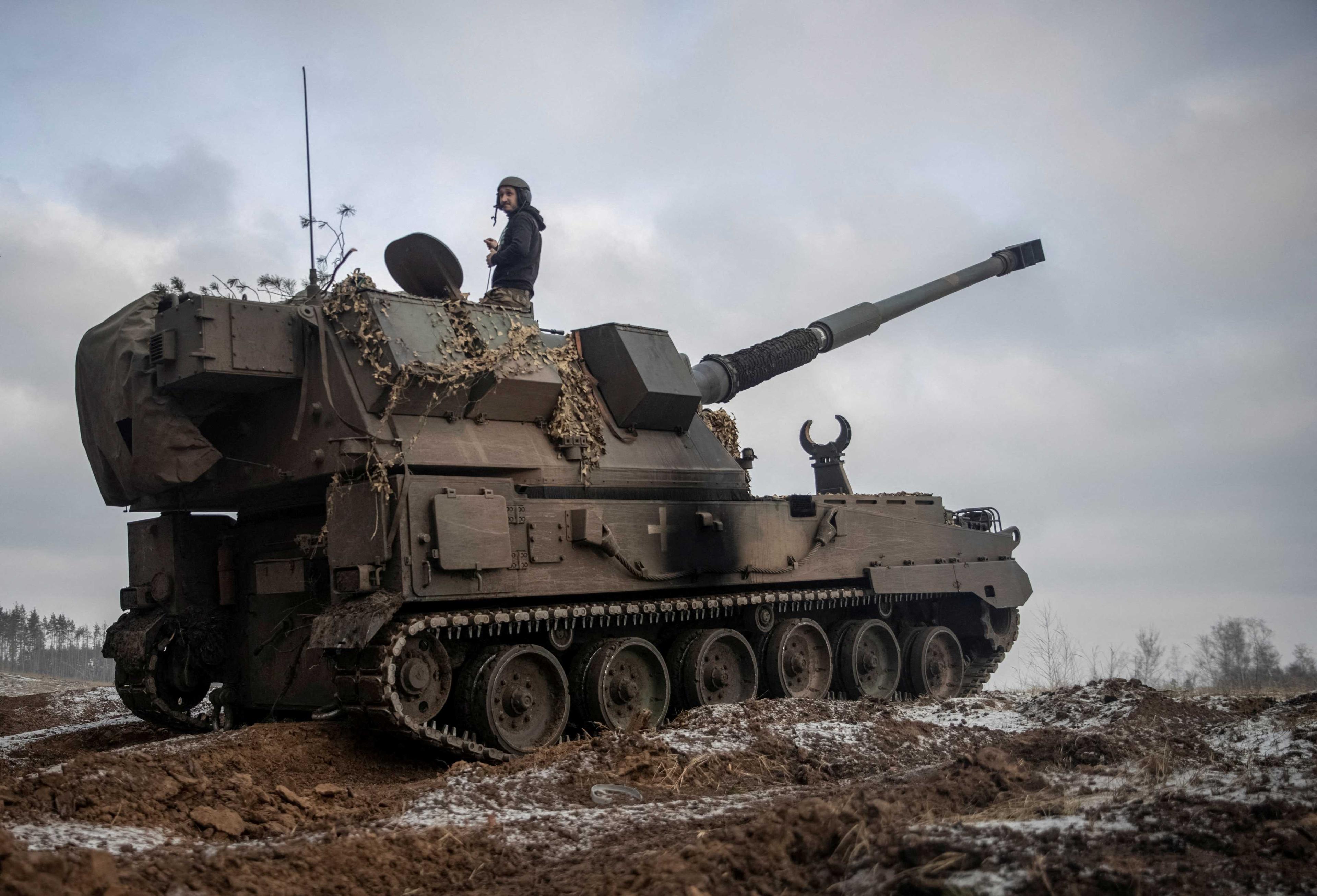 Ukrainian servicemen prepare a Polish self-propelled howitzer Krab to fire toward Russian positions, amid Russia's attack on Ukraine, on a frontline in Donetsk region, Ukraine Jan 17. Photo: Reuters