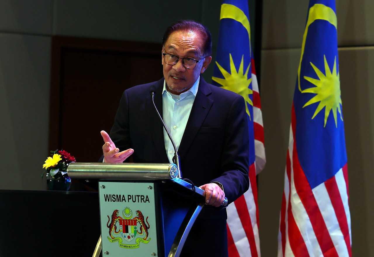 Perdana Menteri Anwar Ibrahim ketika berucap pada majlis Pemukiman Kementerian Luar dan Sesi interaksi bersama Ketua-ketua Perwakilan Diplomatik Malaysia Secara Maya di sebuah hotel di Putrajaya, 7 Mac. Gambar: Bernama