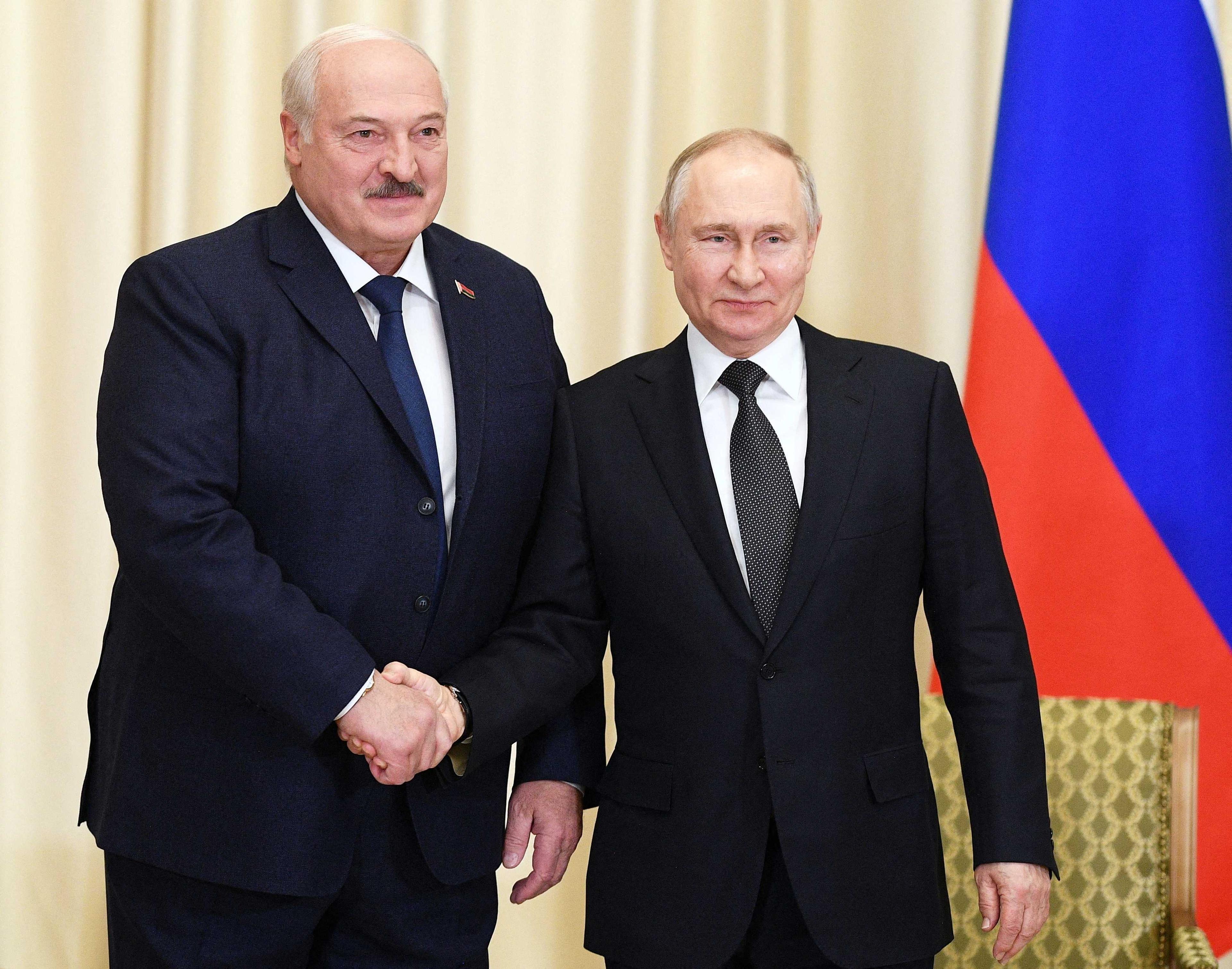 Presiden Rusia Vladimir Putin bersalam dengan Presiden Belarus Alexander Lukashenko. Gambar: Reuters
