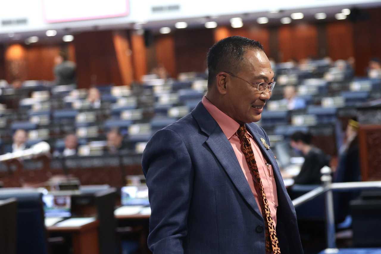 Ahli Parlimen Pendang Awang Solahuddin Hashim beredar dari Dewan Rakyat selepas digantung kehadiran dua hari oleh Yang Dipertua Dewan Rakyat Johari Abdul ketika sesi penggulungan belanjawan pada Mesyuarat Pertama Penggal Kedua Parlimen ke-15 di Bangunan Parlimen hari ini. Gambar: Bernama