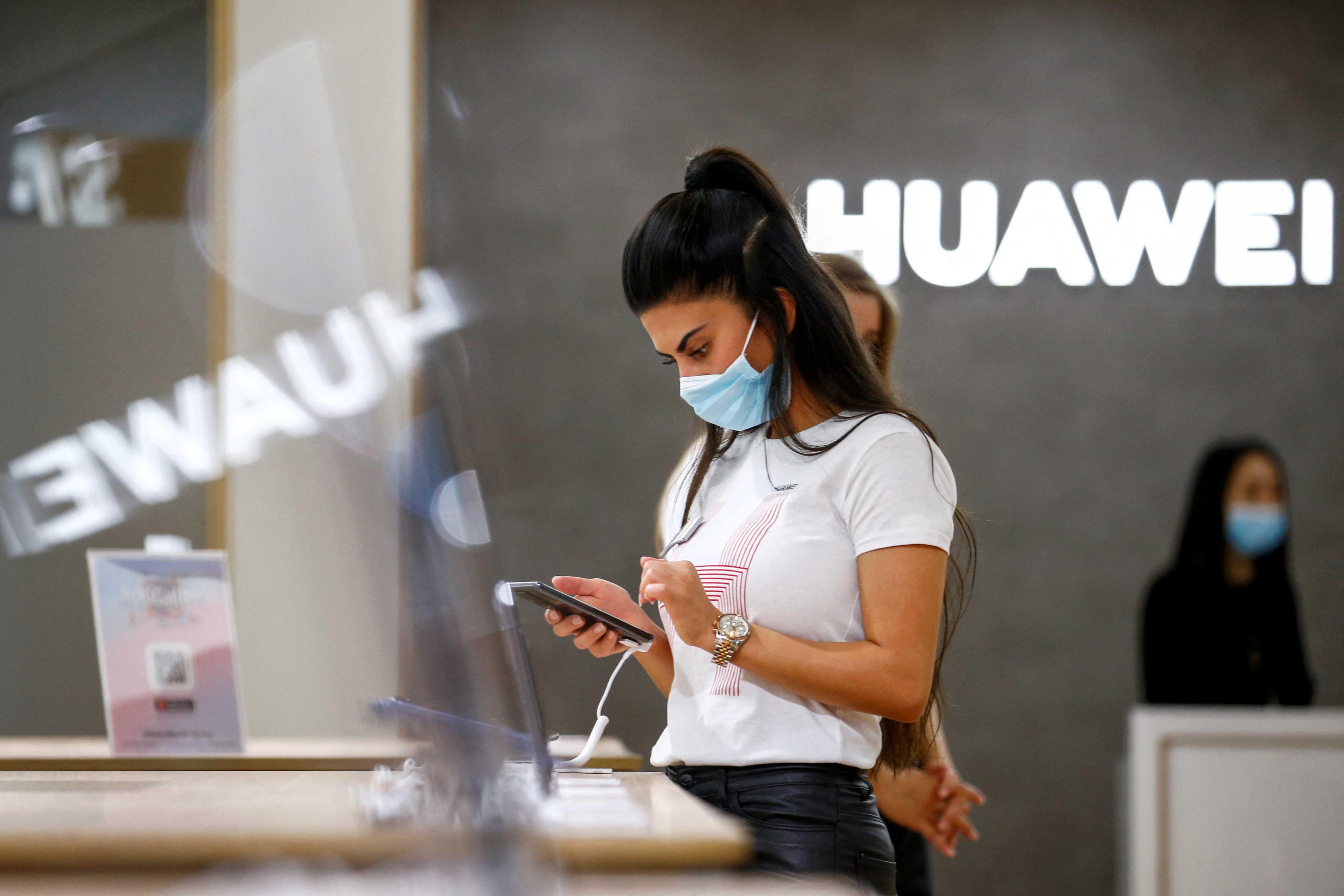 Seorang pekerja sedang menggunakan telefon pintar Huawei P40 di pameran teknologi pengguna IFA di Berlin, Jerman pada 3 September 2020. Gambar: Reuters