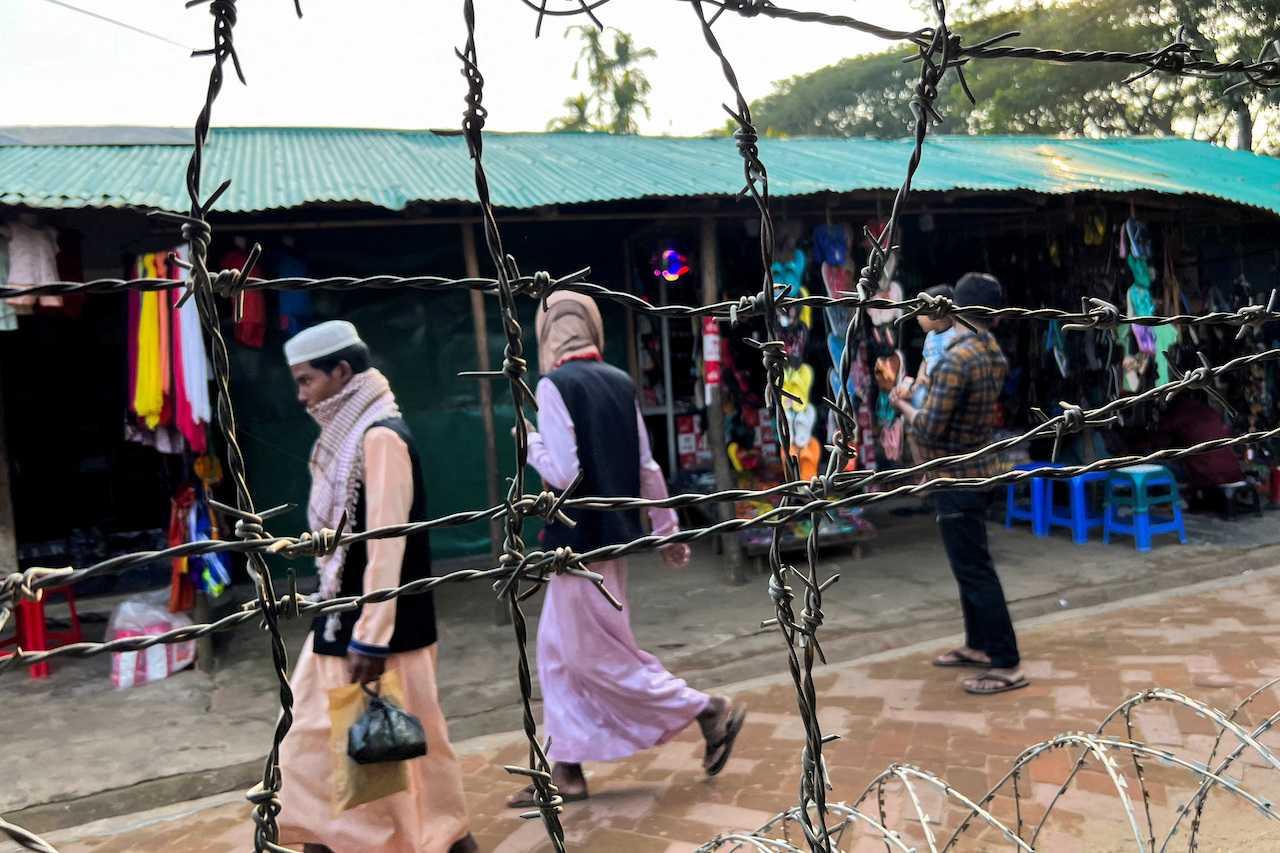 Barbed wire is seen on the side of a refugee camp in Cox's Bazar, Bangladesh, Dec 30, 2022. Photo: Reuters