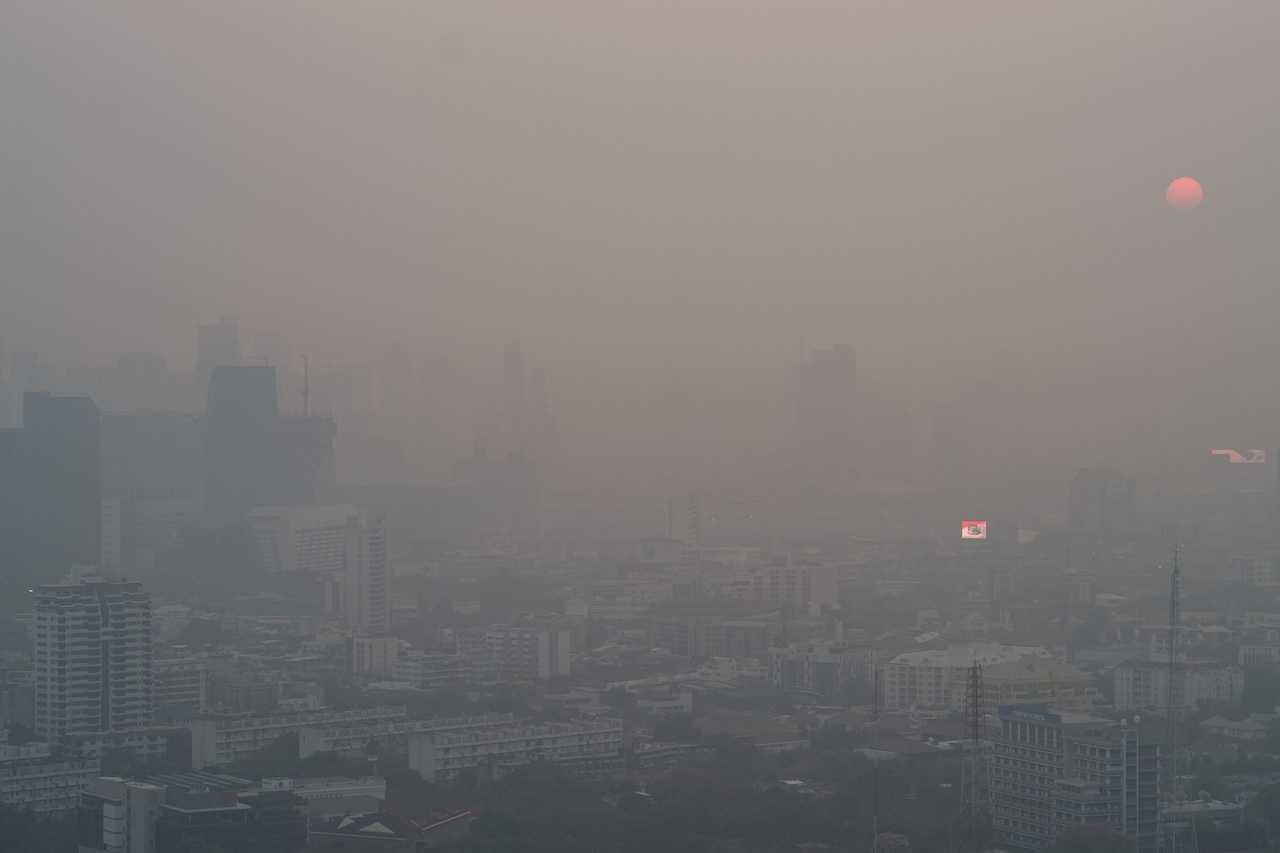 Pemandangan ketika matahari terbit di banda raya Bangkok berikutan pencemaran udara yang melanda Thailand, 7 Mac. Gambar: Reuters