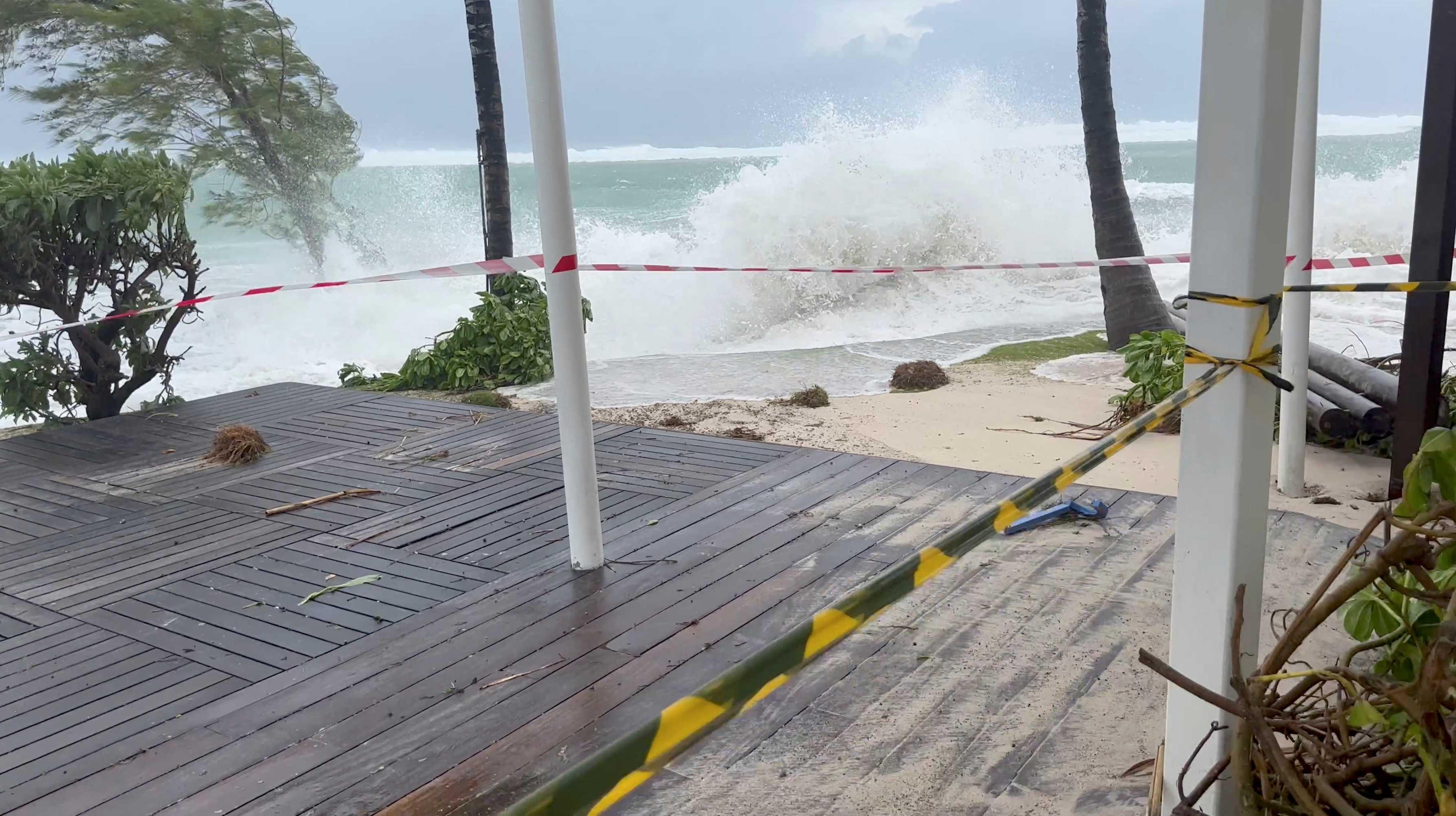 Taufan Freddy melanda Belle Mare, Mauritius, 20 Februari, dalam tangkap layar daripada video media sosial. Gambar: Reuters