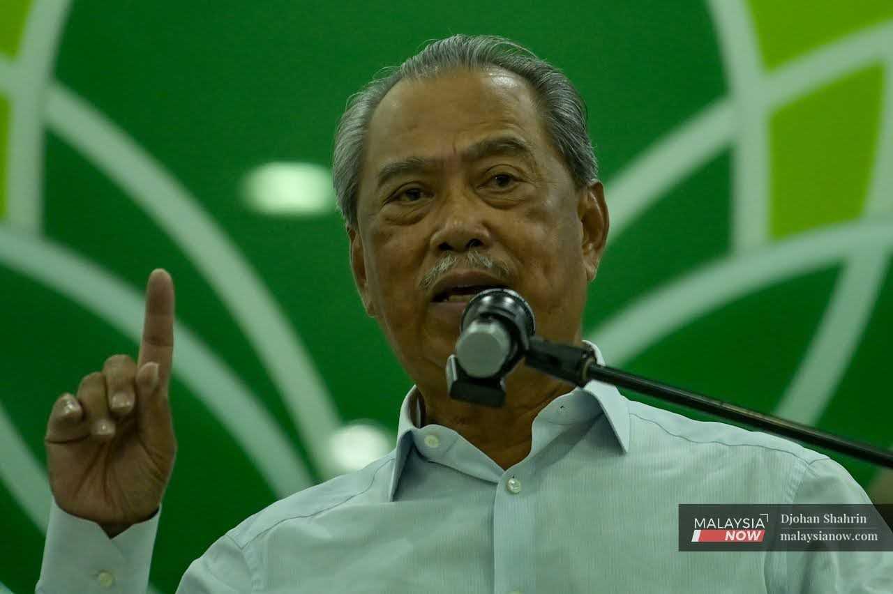 Pengerusi Perikatan Nasional, Muhyiddin Yassin ketika berucap di depan penyokongnya di Taman Melewar, Gombak selepas dibebaskan dengan jaminan SPRM pada 9 Mac.
