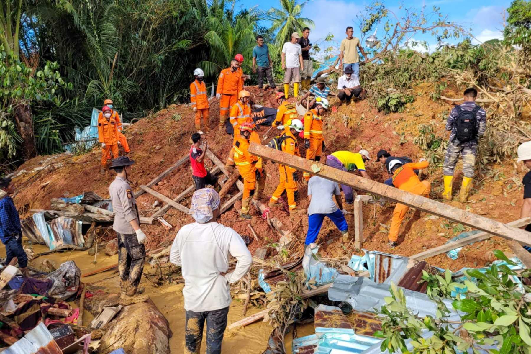This handout picture taken on March 8, and released on March 9, by ministry of communication and information shows rescue team evacuate the body of a victim that was found buried by a landslide at Pangkalan village, in Natuna Islands. Photo: AFP