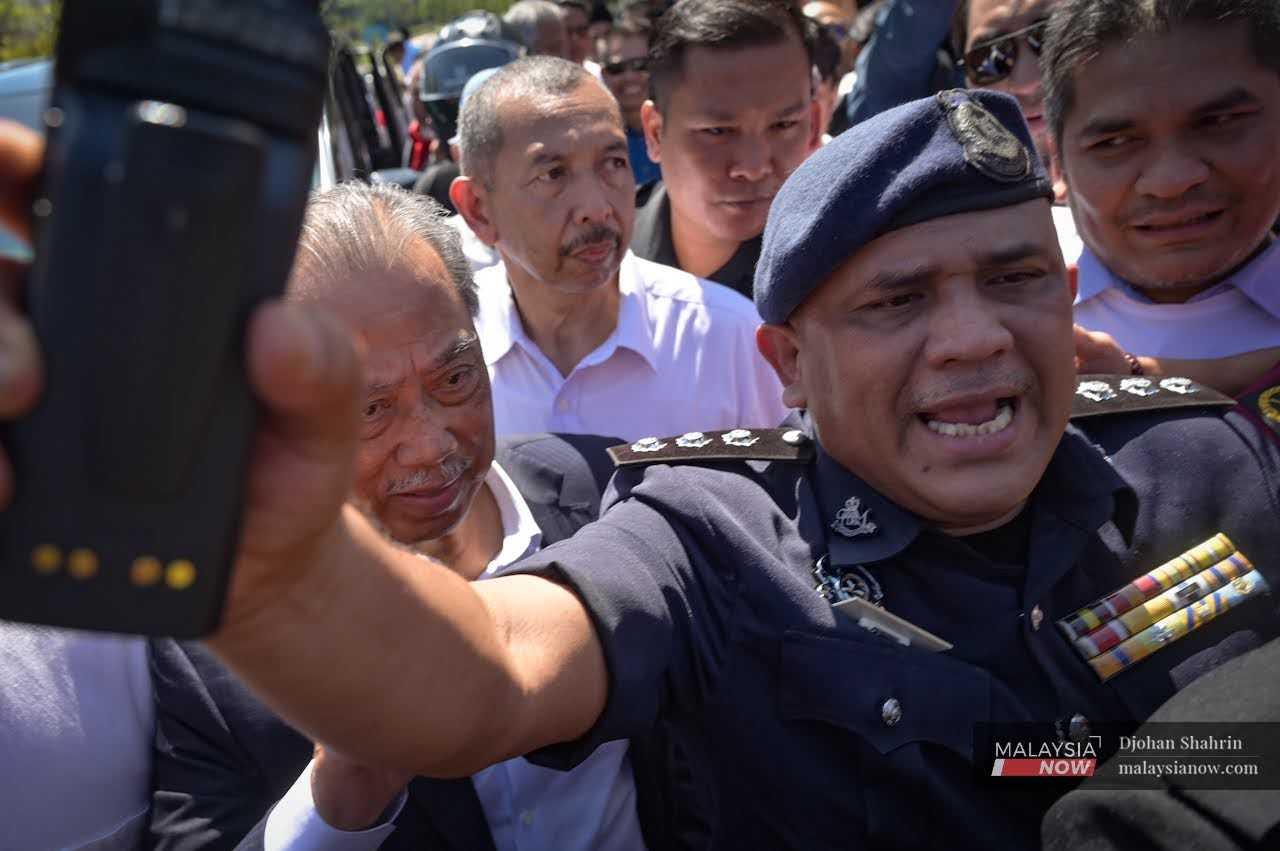 Pengerusi Perikatan Nasional, Muhyiddin Yassin dikawal ketat setibanya di perkarangan ibu pejabat Suruhanjaya Pencegahan Rasuah Malaysia bagi memberi keterangan berhubung projek JanaWibawa di Putrajaya, 9 Mac.