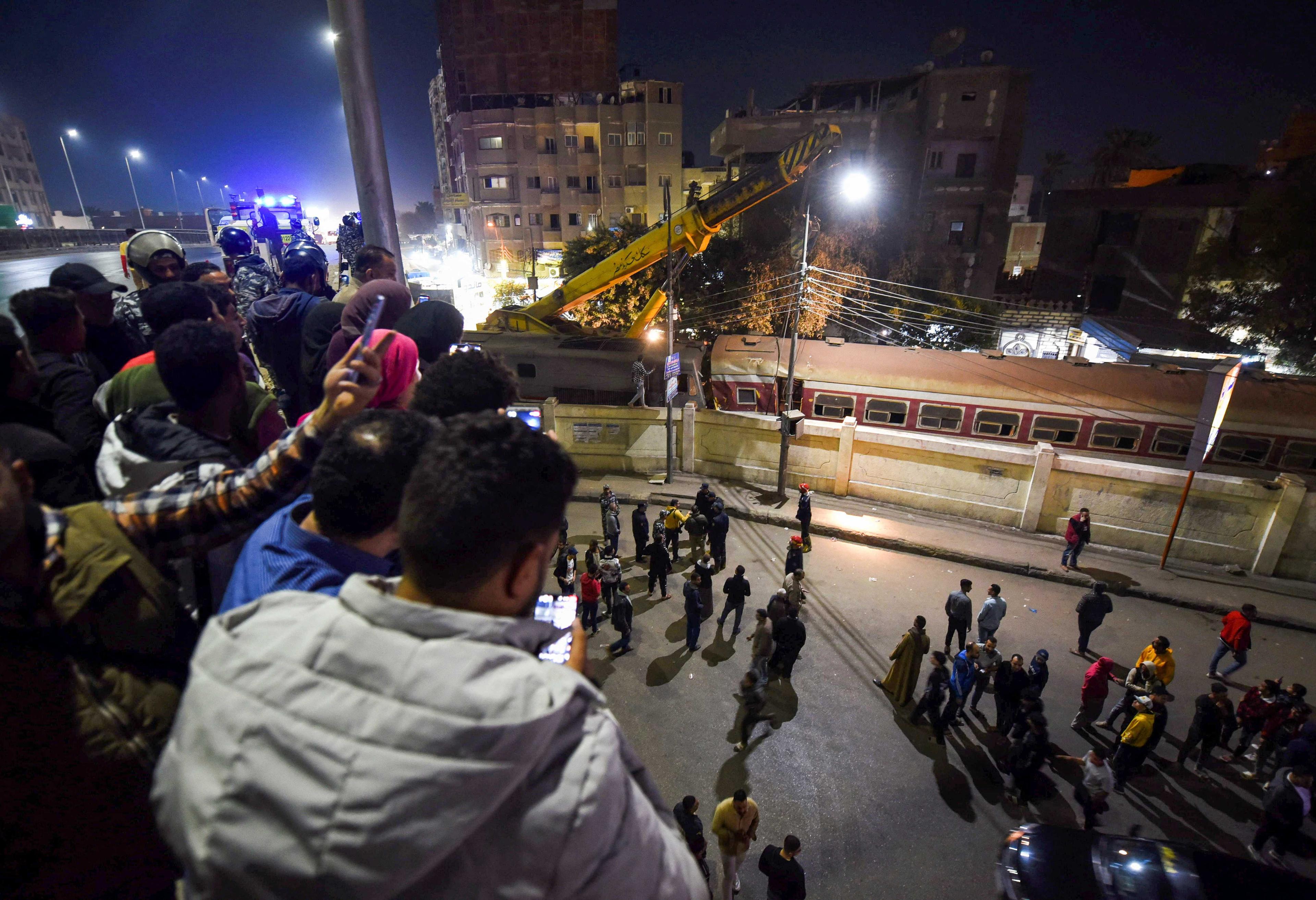 Orang ramai melihat kereta api tergelincir di bandar Qalyub di utara Kaherah, Mesir, 7 Mac. Gambar: Reuters