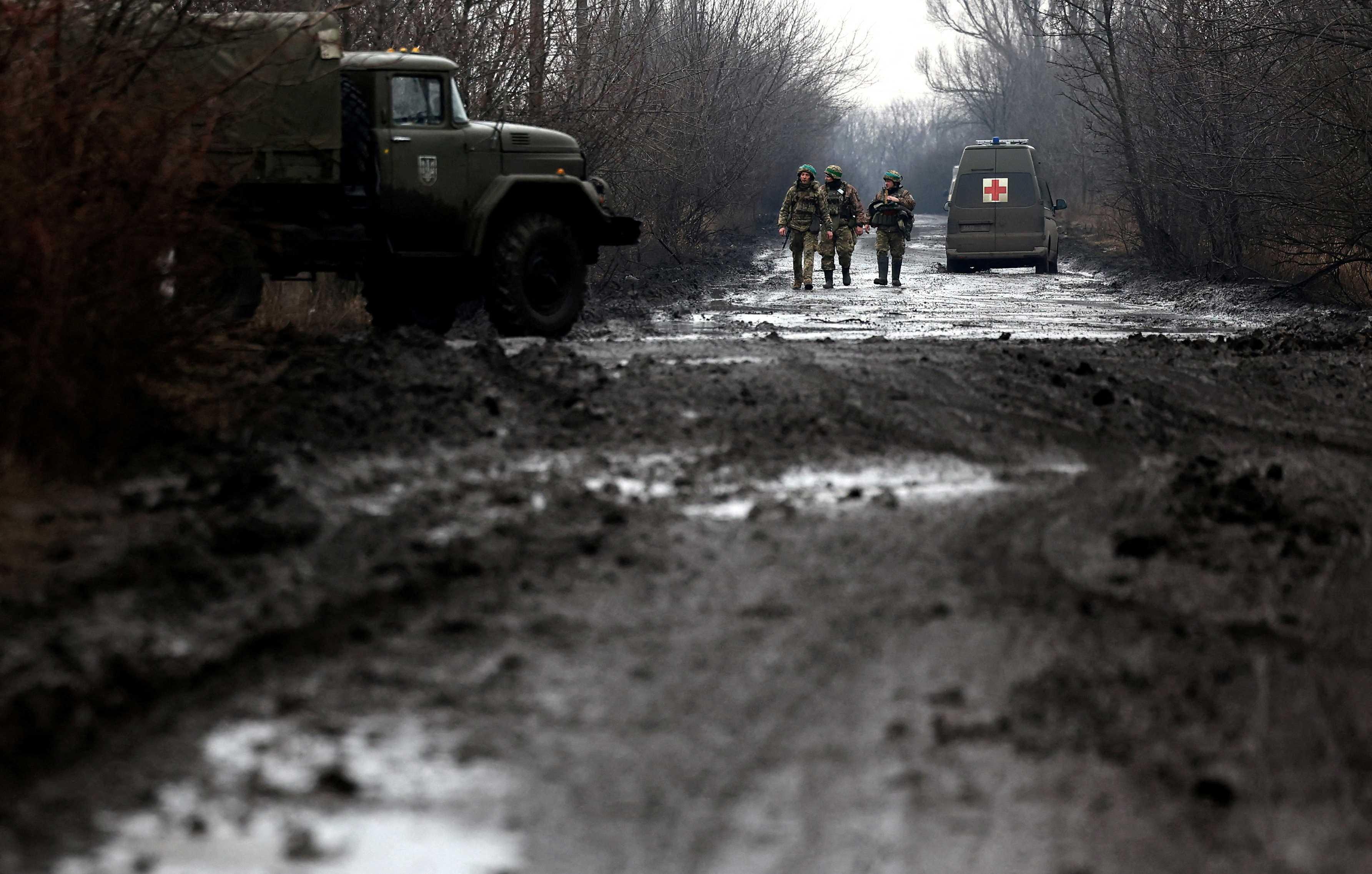 Anggota tentera Ukraine berjalan di sepanjang jalan berlumpur dekat barisan depan Bakhmut di tengah-tengah serangan Rusia di wilayah Donetsk, Ukraine 8 Mac. Gambar: Reuters
