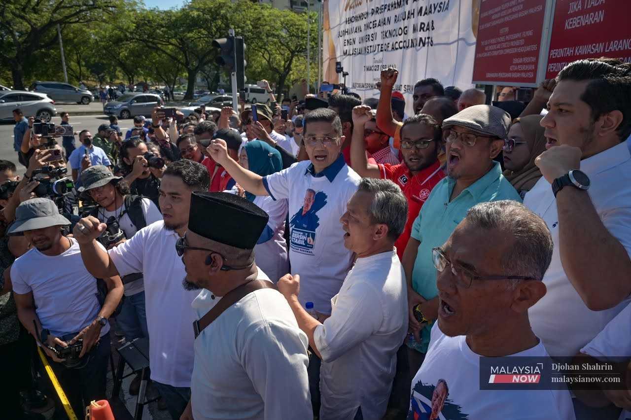 Ketua Penerangan Perikatan Nasional (PN) Azmin Ali bersama pemimpin kanan Bersatu serta penyokong hadir memberi sokongan kepada Pengerusi PN Muhyiddin Yassin di ibu pejabat SPRM, 9 Mac.