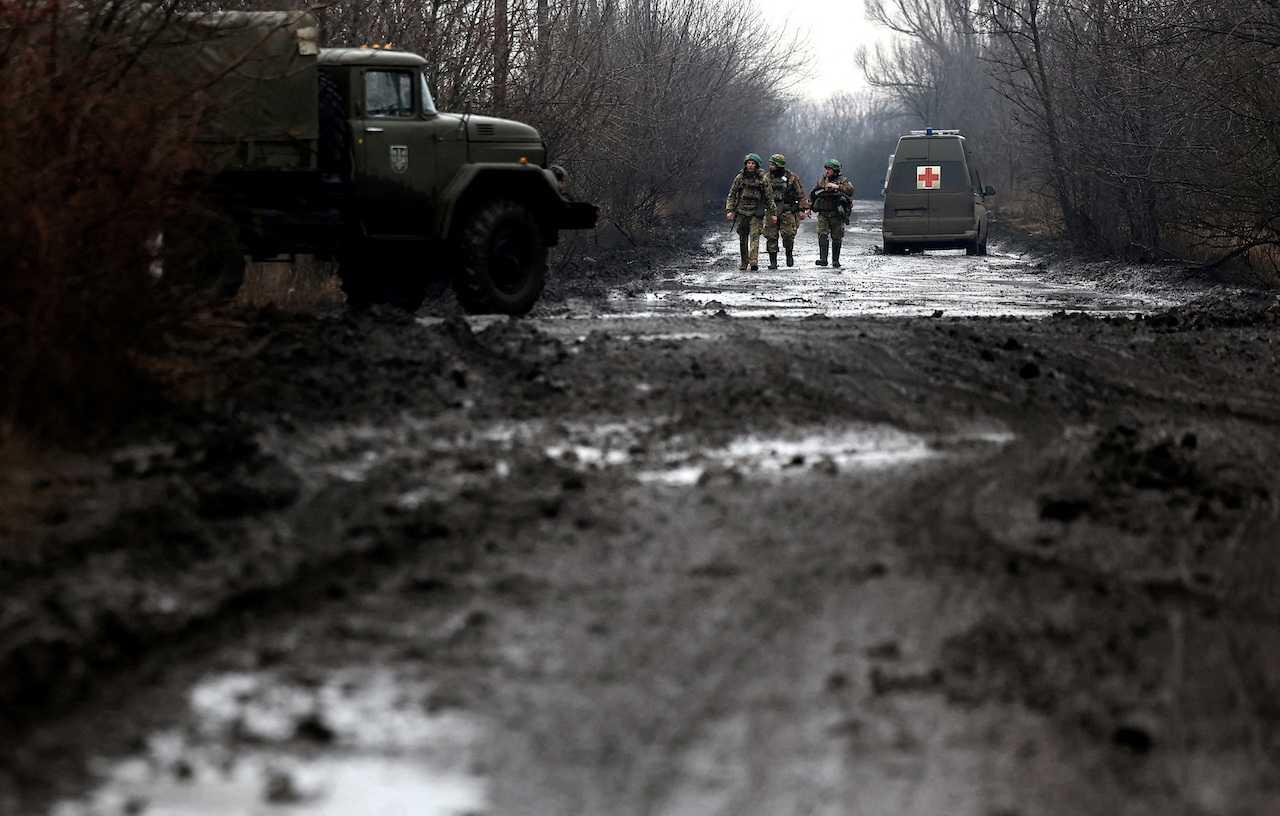 Ukrainian servicemen walk along a muddy road near the frontline town of Bakhmut amid Russia’s attack on Ukraine, Donetsk region, March 8. Photo: Reuters