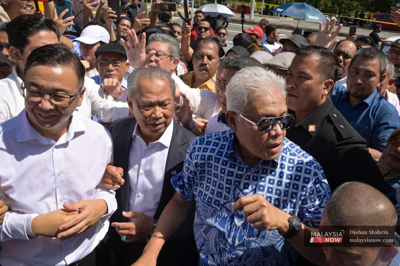 Pengerusi Perikatan Nasional Muhyiddin Yassin tiba untuk disoal siasat di ibu pejabat Suruhanjaya Pencegahan Rasuah Malaysia.