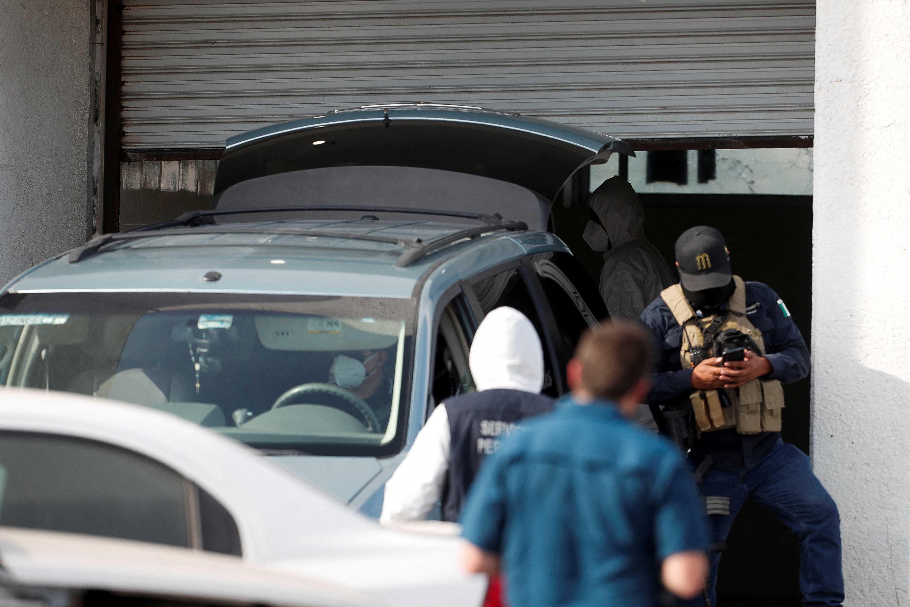 Forensic technicians load the body of an American kidnapped by gunmen into a vehicle to be transported to the US border, outside the Forensic Medical Service morgue building, in Matamoros, Mexico, March 9. Photo: Reuters
