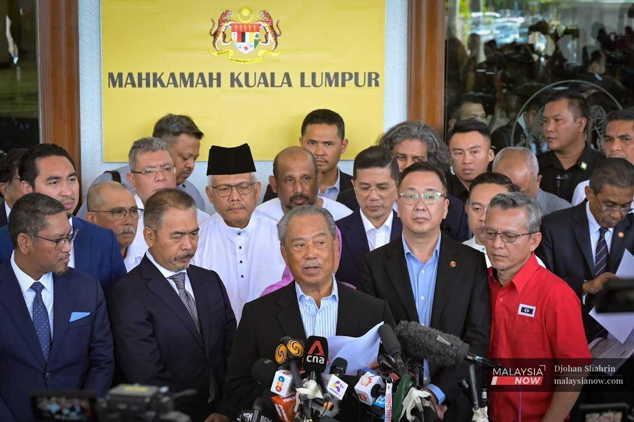 Pengerusi Perikatan Nasional, Muhyiddin Yassin berucap pada sidang media selepas menghadiri pendakwaan berkaitan projek JanaWibawa dan pengubahan wang haram di luar Kompleks Mahkamah Kuala Lumpur pada 10 Mac.