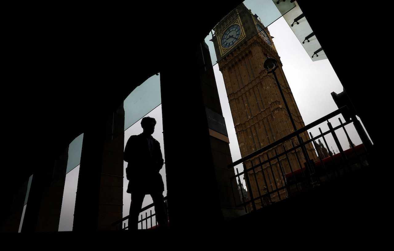 Seorang penduduk berjalan berdekatan Menara Queen Elizabeth di London, Britain, 22 Februari. Gambar: Reuters