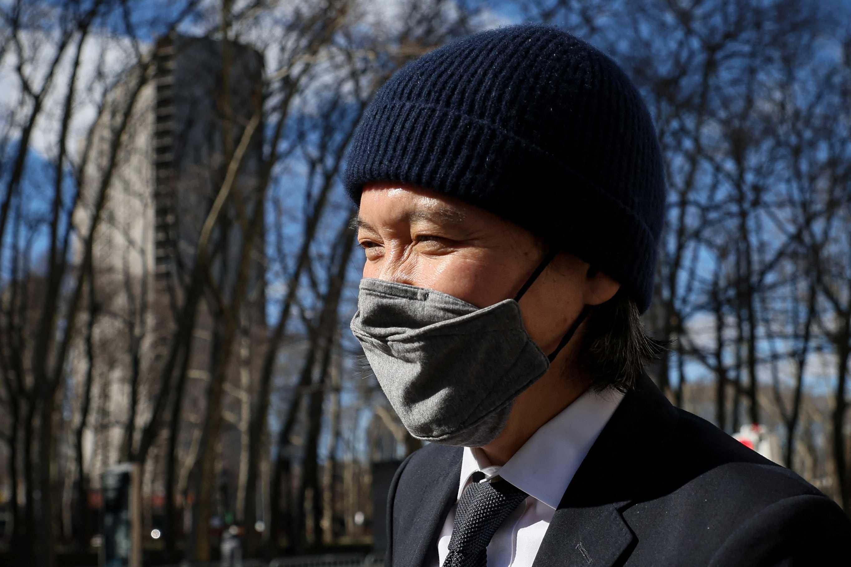 Bekas jurubank Goldman Sachs, Roger Ng, keluar dari Mahkamah Persekutuan Brooklyn selepas dijatuhi hukuman penjara 10 tahun kerana membantu menyeleweng dana kekayaan Malaysia 1MDB di Brooklyn, New York, Amerika Syarikat, 9 Mac. Gambar: Reuters