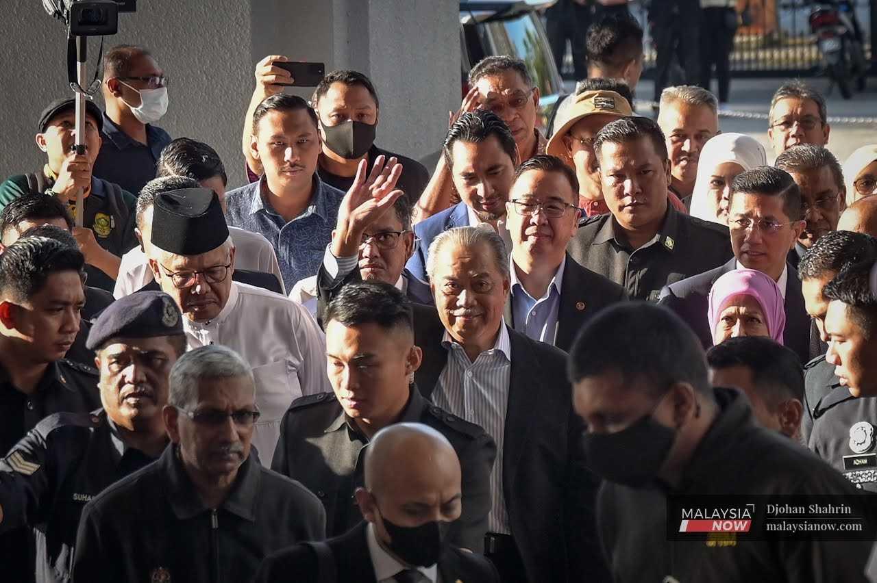 Bekas perdana menteri Muhyiddin Yassin ketika tiba di Kompleks Mahkamah Kuala Lumpur, 10 Mac.