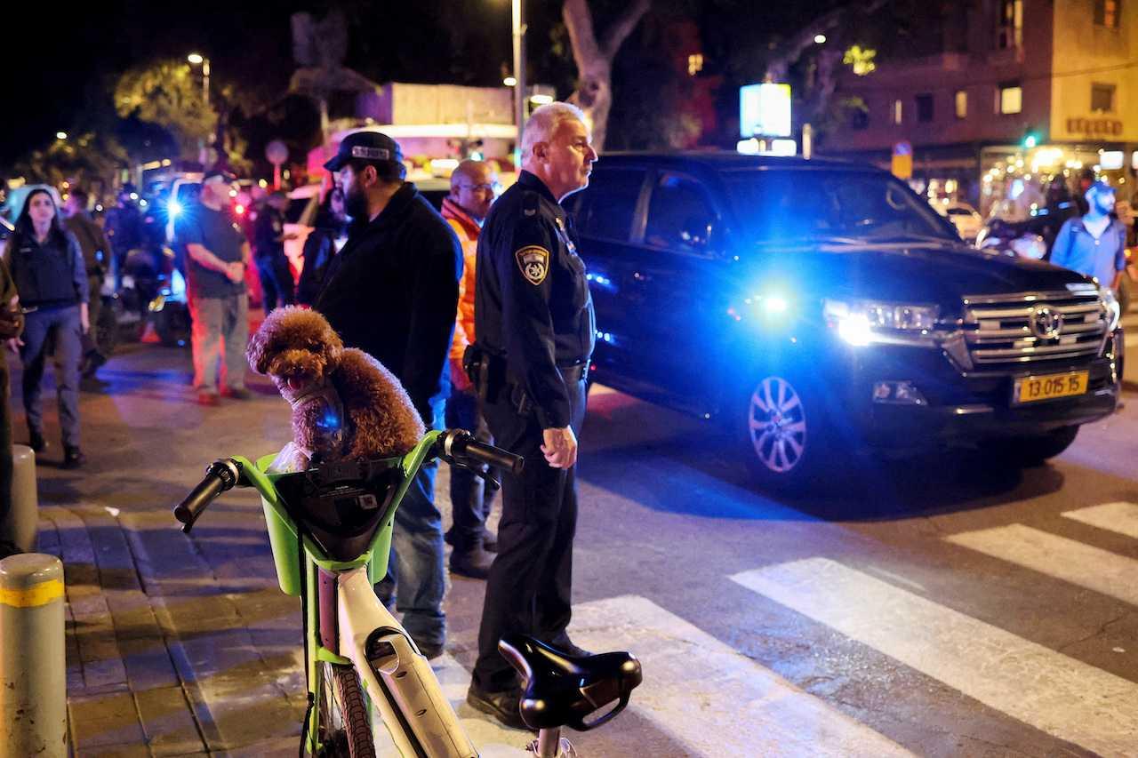 Israeli security personnel work at the scene of a shooting attack in central Tel Aviv, Israel, March 9. Photo: Reuters