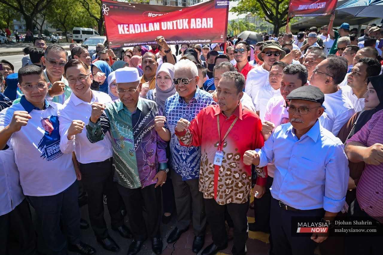 Beberapa pemimpin kanan dan ahli-ahli Perikatan Nasional hadir memberi sokongan kepada Muhyiddin Yassin di ibu pejabat Suruhanjaya Pencegahan Rasuah Malaysia (SPRM) pada 9 Mac lalu.