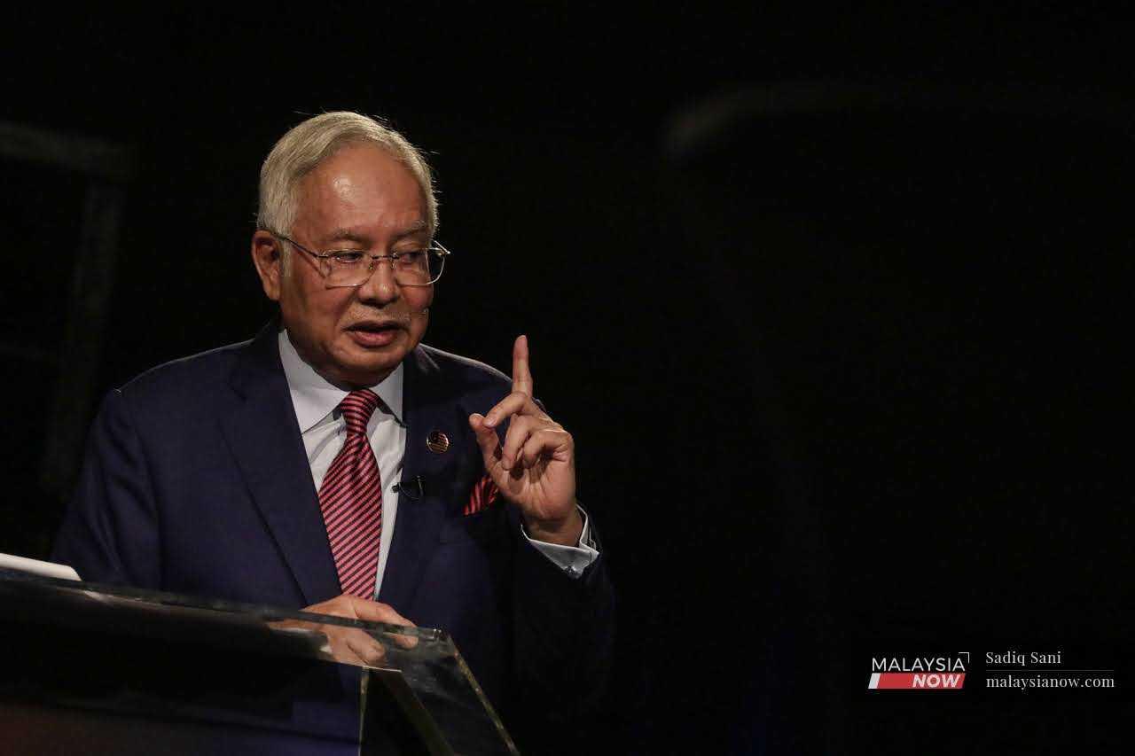Bekas perdana menteri Najib Razak ketika berucap semasa Debat Perdana antara beliau dan ketua pembangkang ketika itu Anwar Ibrahim di Dewan Tunku Abdul Rahman di Matic pada 12 Mei tahun lalu.