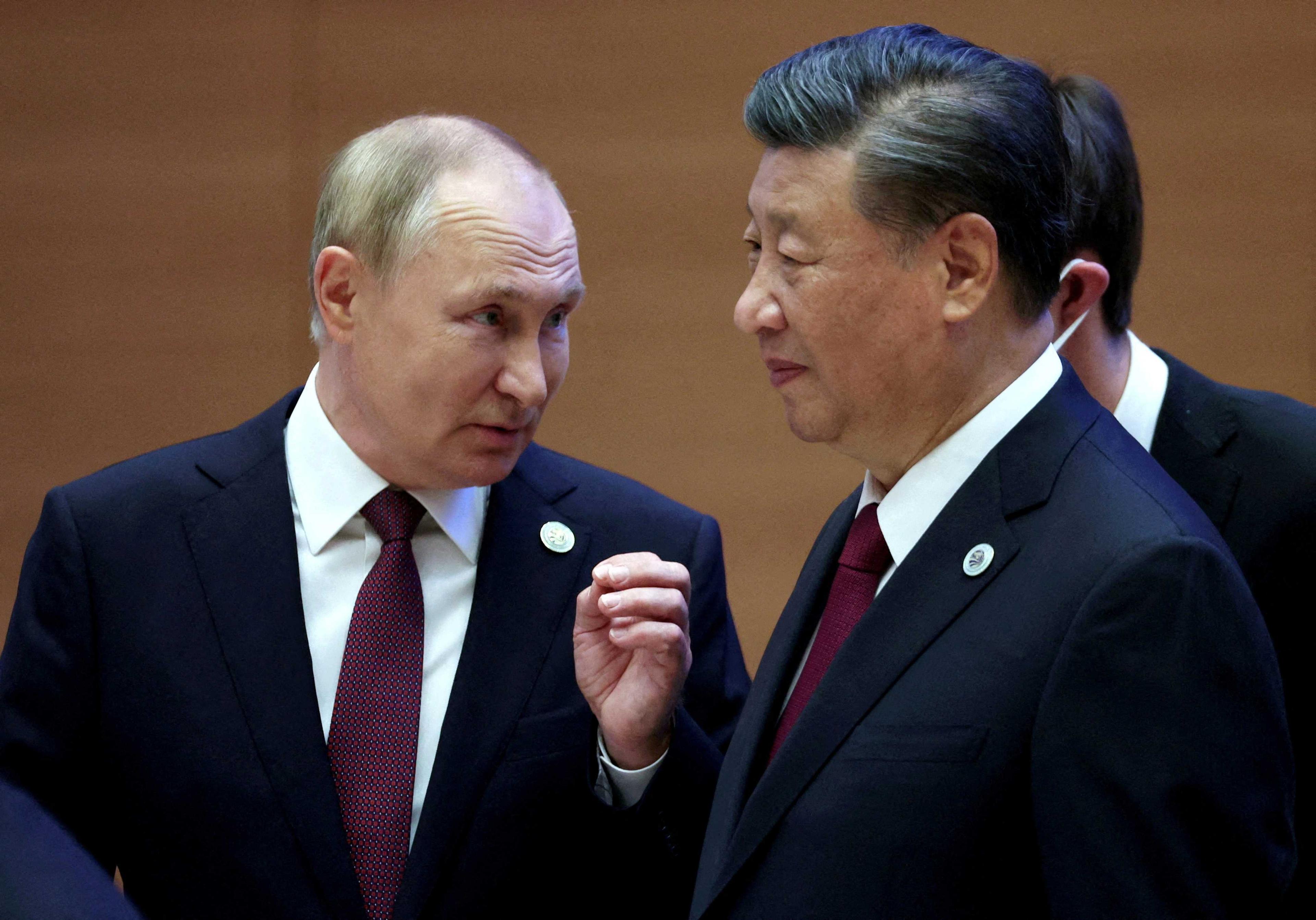 Russian President Vladimir Putin speaks with Chinese President Xi Jinping in Samarkand, Uzbekistan Sept 16, 2022. Photo: Reuters