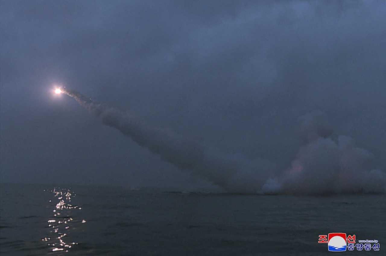 Korea Utara melepaskan dua peluru berpandu dari kapal selam di lokasi yang tidak didedahkan, 12 Mac. Gambar ini dikeluarkan oleh Agensi Berita Pusat Korea Utara. Gambar: Reuters