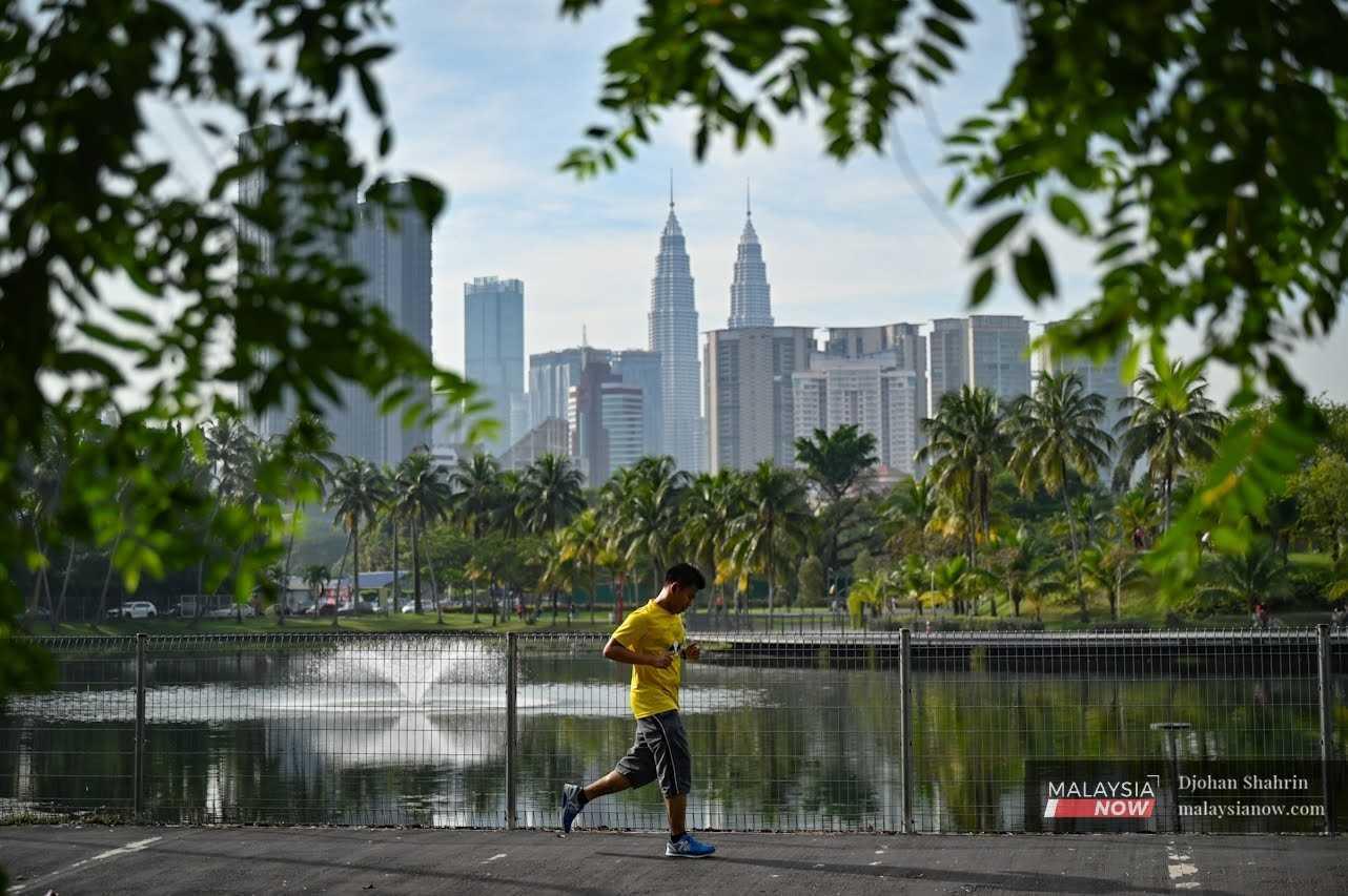 Seorang lelaki berjoging di Taman Tasik Titiwangsa, Kuala Lumpur.