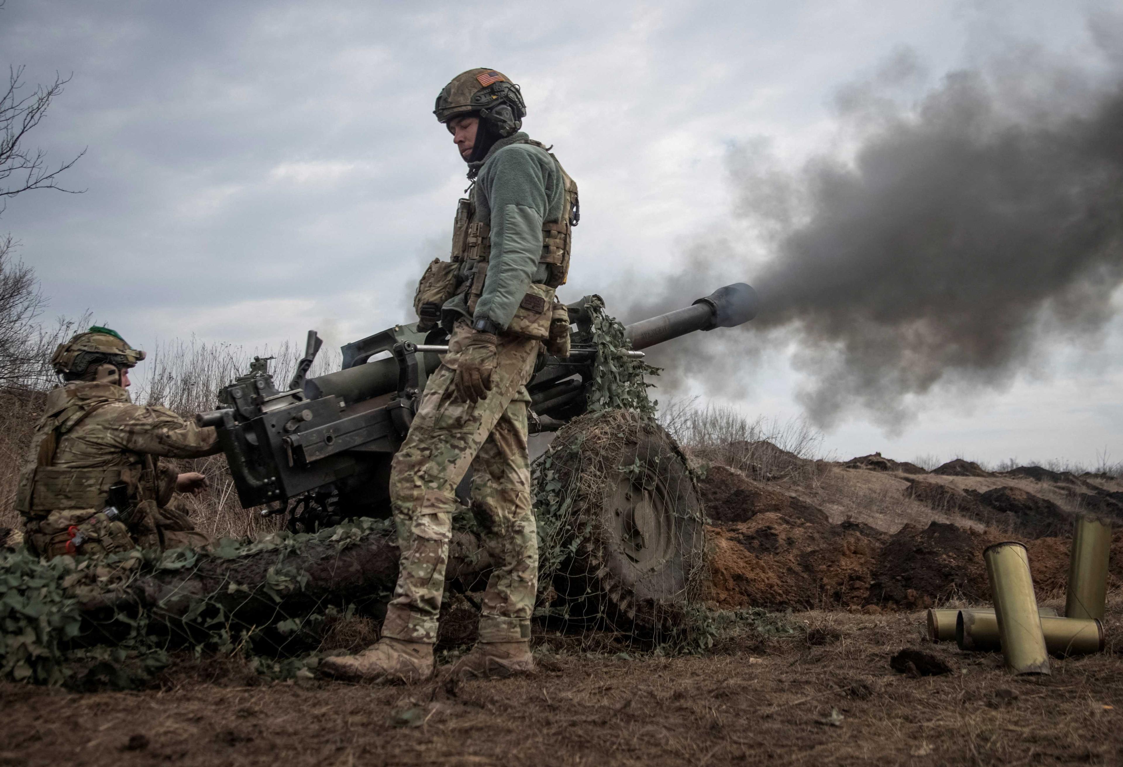 Ukrainian service members fire a howitzer M119 at a front line, amid Russia's attack on Ukraine, near the city of Bakhmut, Ukraine March 10. Photo: Reuters