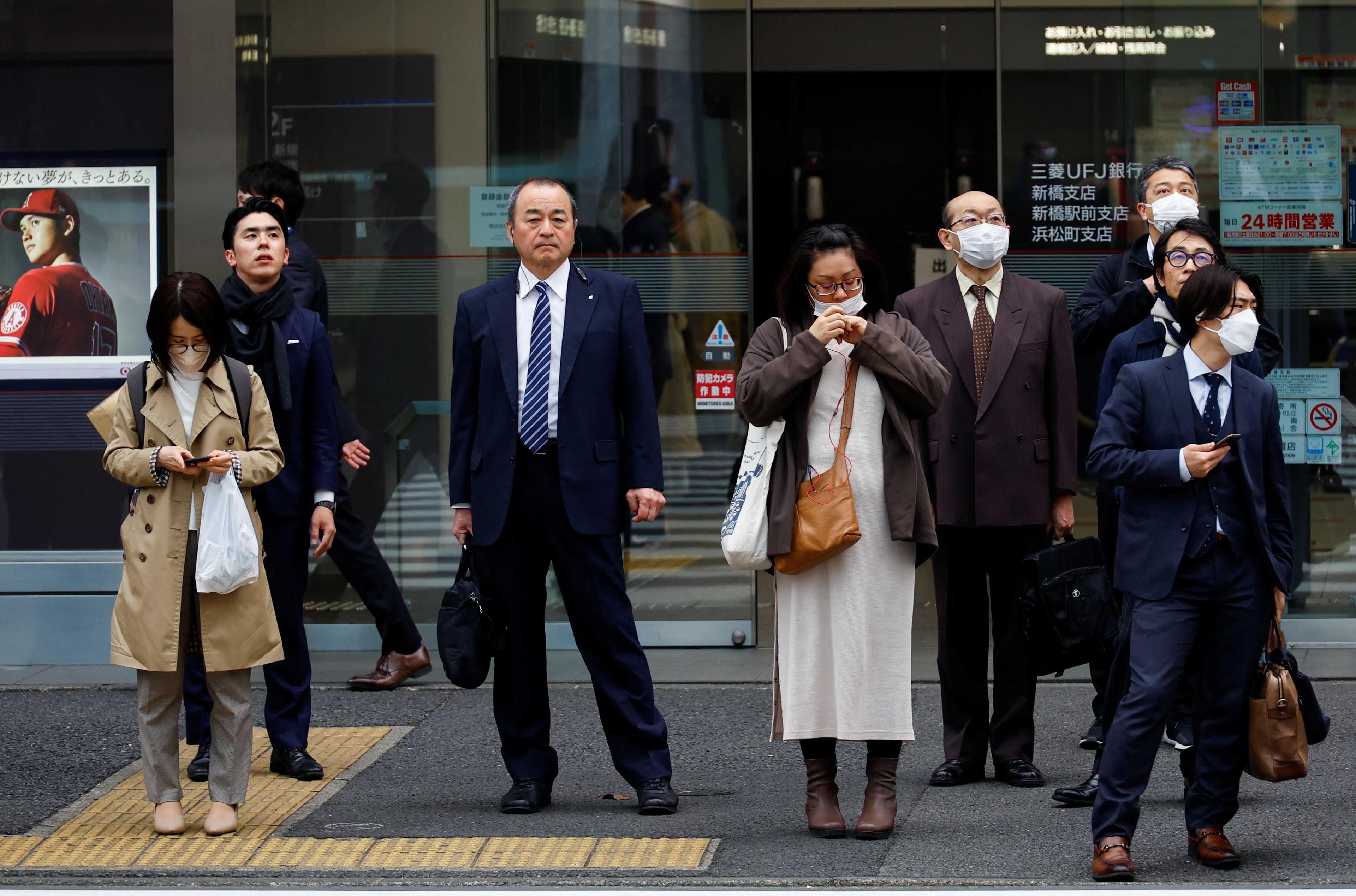 Riak wajah beberapa penumpang pengangkutan awam selepas Jepun melonggarkan peraturan pemakaian pelitup muka di negara itu mulai hari ini, 13 Mac. Gambar: Reuters