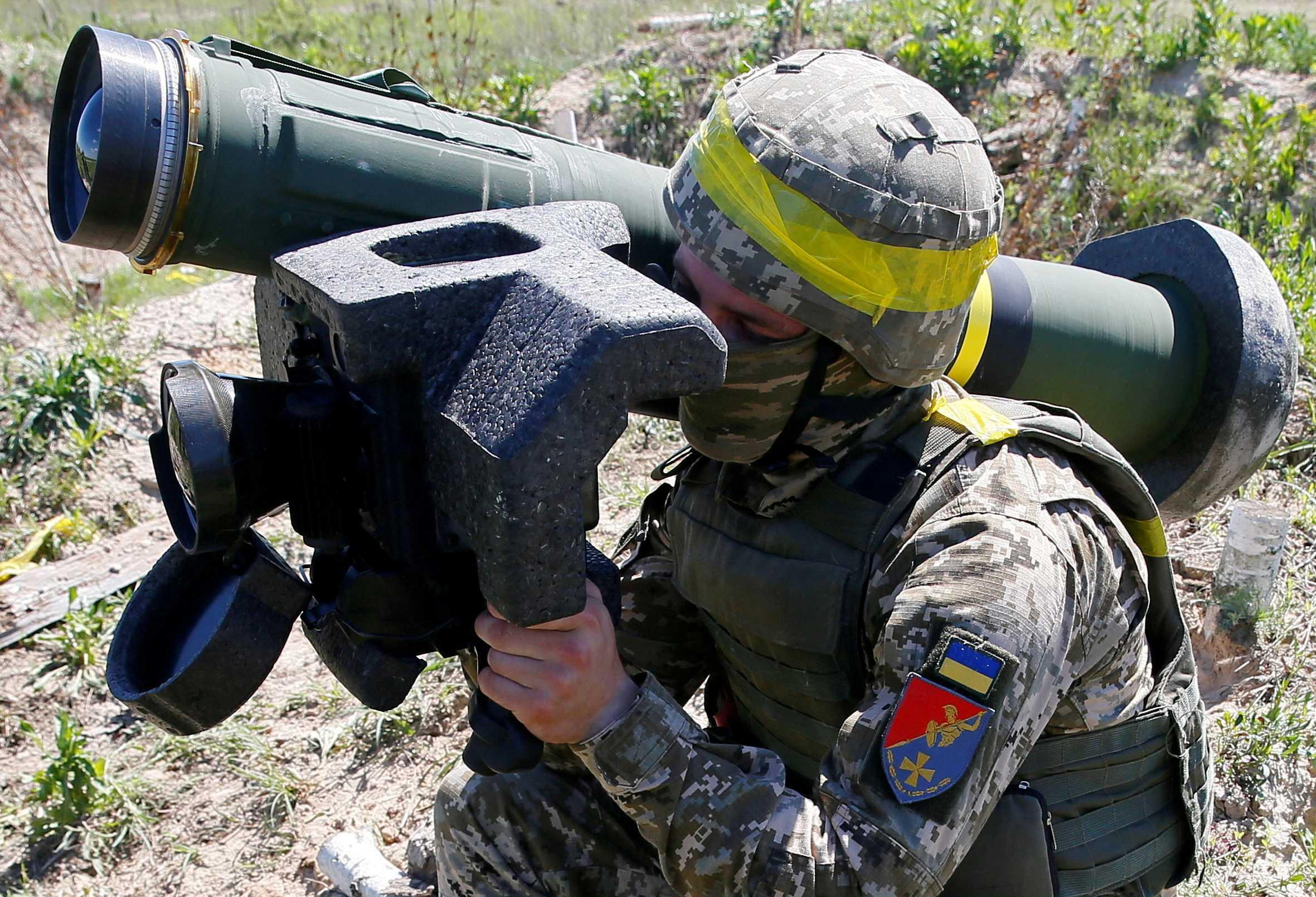 A soldier holds a Javelin missile system during a military exercise in the training centre of Ukrainian Ground Forces near Rivne, Ukraine May 26, 2021. Photo: Reuters