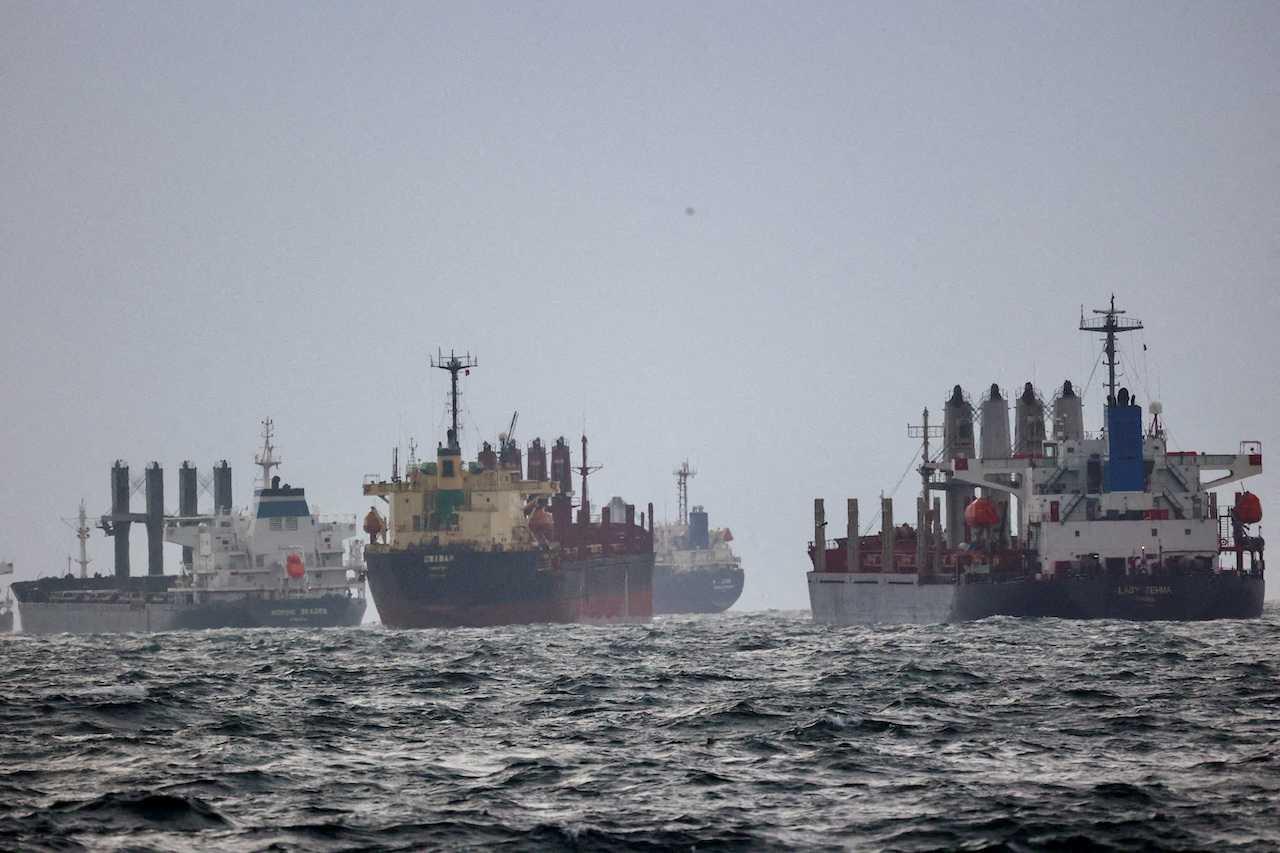 Vessels are seen as they await inspection under the Black Sea grain initiative, brokered by the United Nations and Turkey, in the southern anchorage of the Bosphorus in Istanbul, Dec 11, 2022. Photo: Reuters