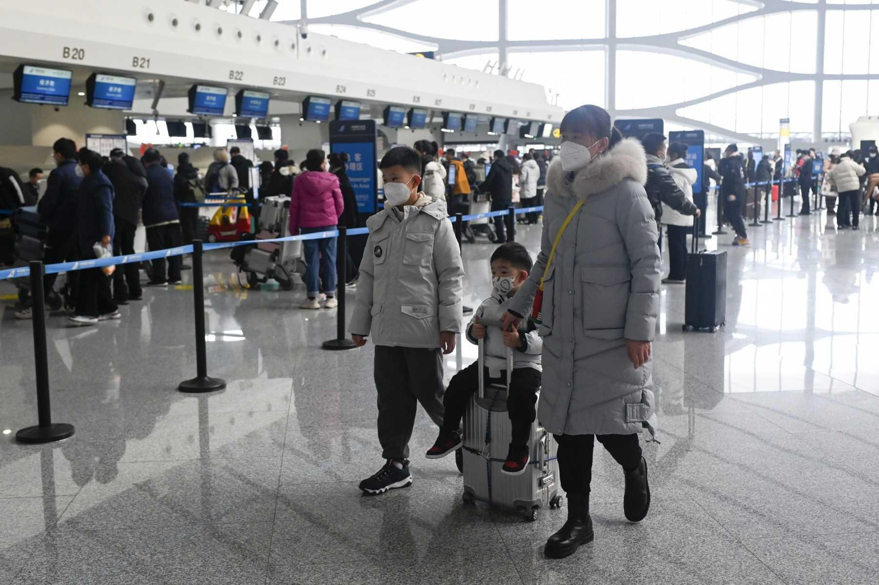 Penumpang bersedia untuk mendaftar masuk di lapangan terbang Antarabangsa Daxing di Beijing pada 19 Januari. Gambar: AFP