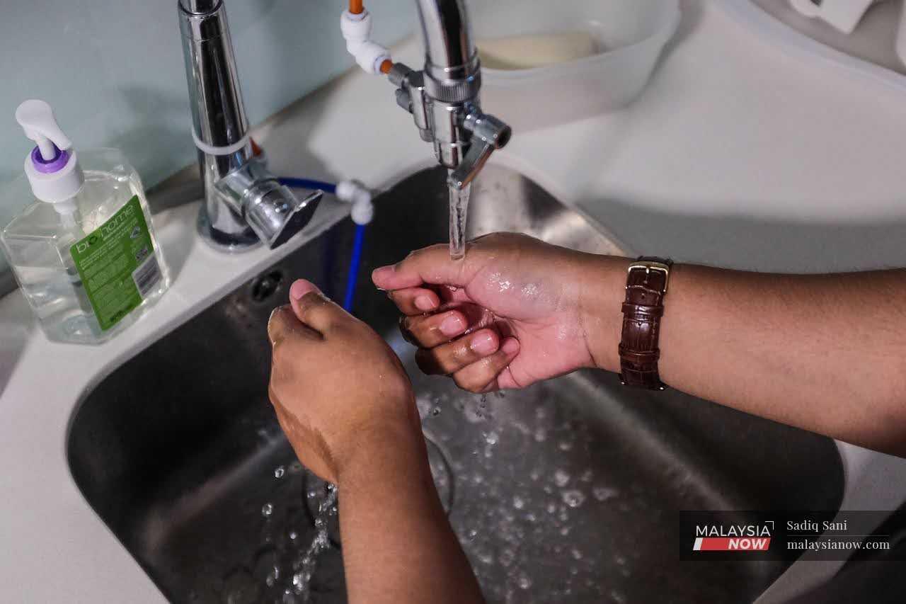 Pakatan Harapan rep Phahrolrazi Mohd Zawawi says it is reasonable for Penang to pay Kedah a fee for its raw water supply.