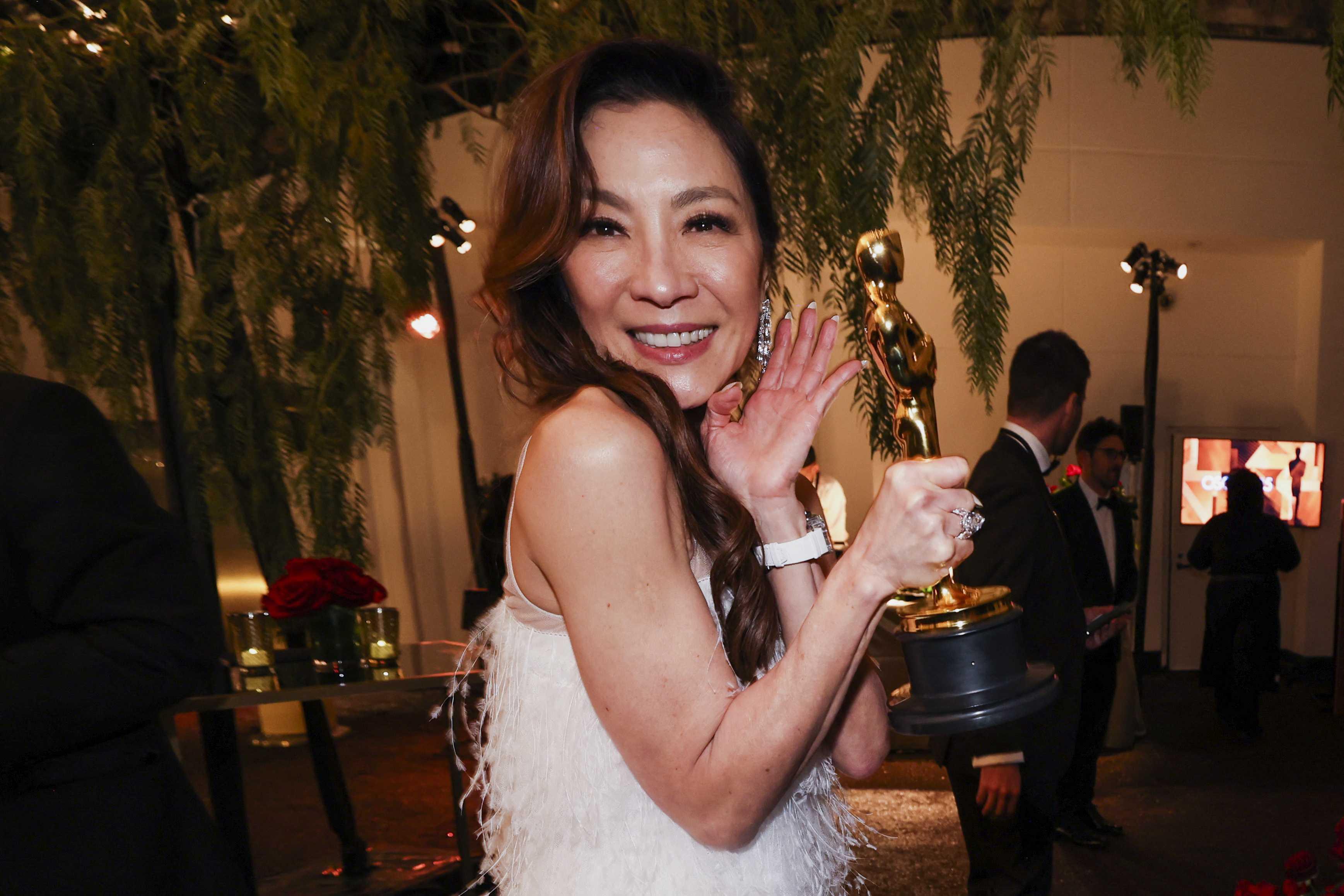 Michelle Yeoh bergambar bersama trofi anugerah Oscar yang dimenanginya bagi kategori pelakon wanita terbaik pada Academy Awards ke-95 di Hollywood, Los Angeles, California, 12 Mac. Gambar: Reuters