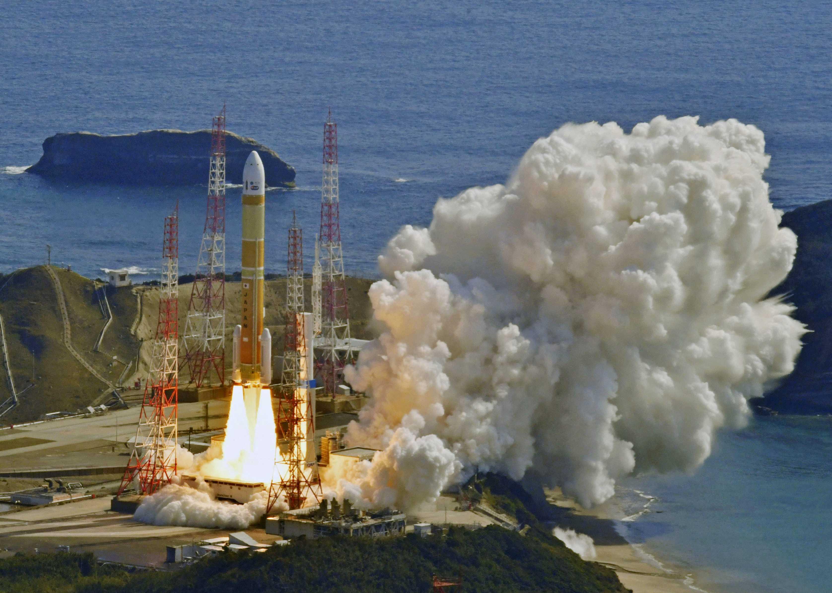 Pandangan udara menunjukkan roket H3 yang membawa satelit pemerhatian darat berlepas dari landasan pelancaran di Pusat Angkasa Tanegashima di pulau Tanegashima, barat daya Jepun pada 7 Mac 2023. Gambar: Reuters