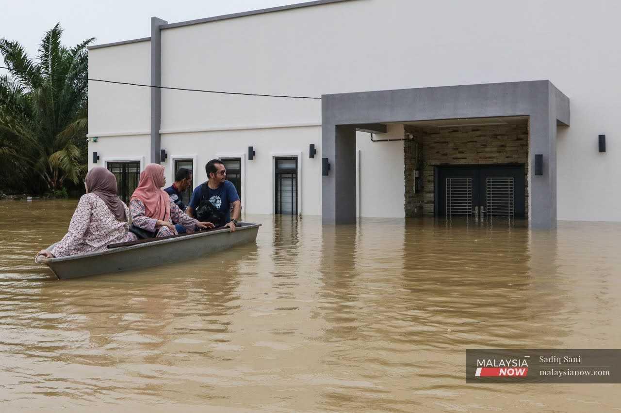 Beberapa penduduk kampung terpaksa dipindahkan ke pusat pemindahan sementara selepas kediaman mereka dinaiki air akibat hujan lebat di Kampung Temehel di Yong Peng, Johor, 4 Mac.