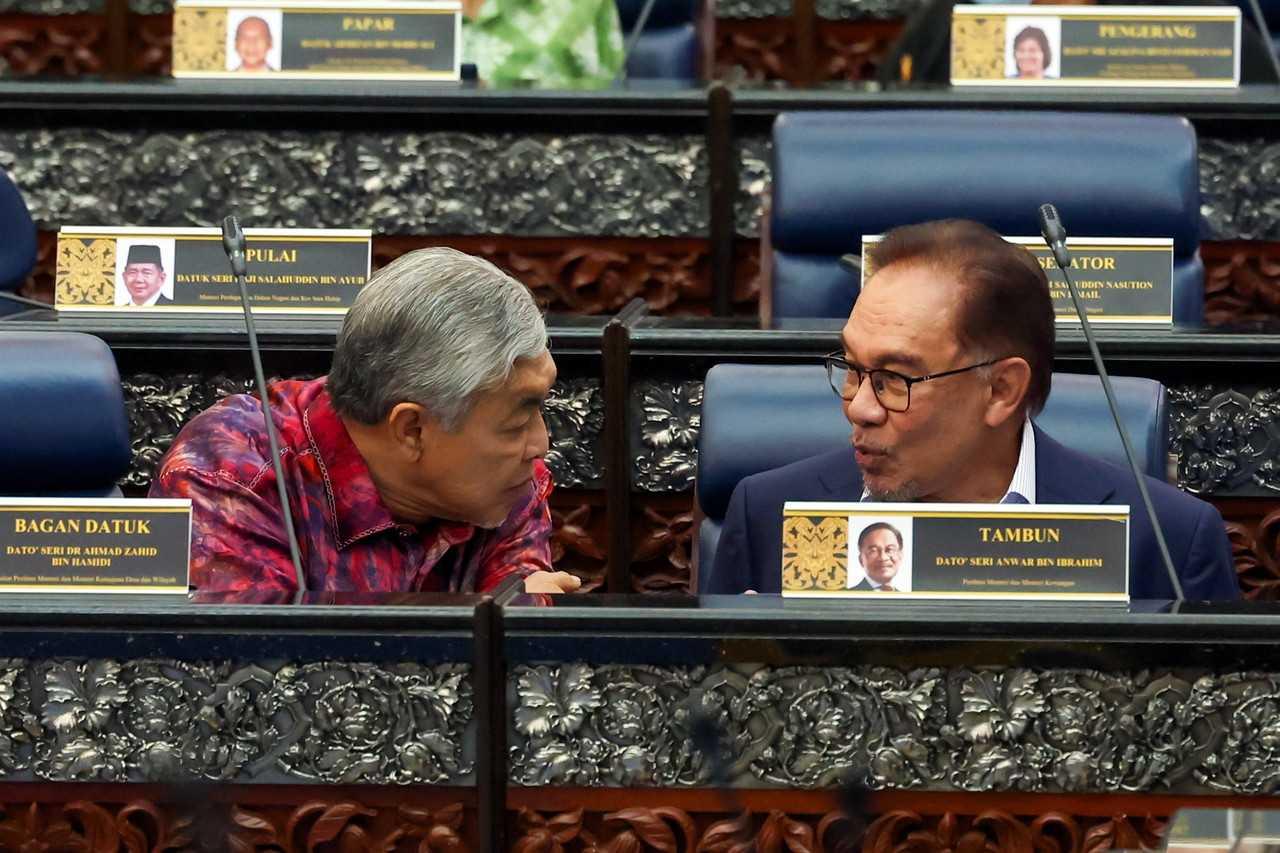 Perdana Menteri Anwar Ibrahim bersama timbalannya, Ahmad Zahid Hamidi, di Dewan Rakyat, 16 Februari. Gambar: Bernama