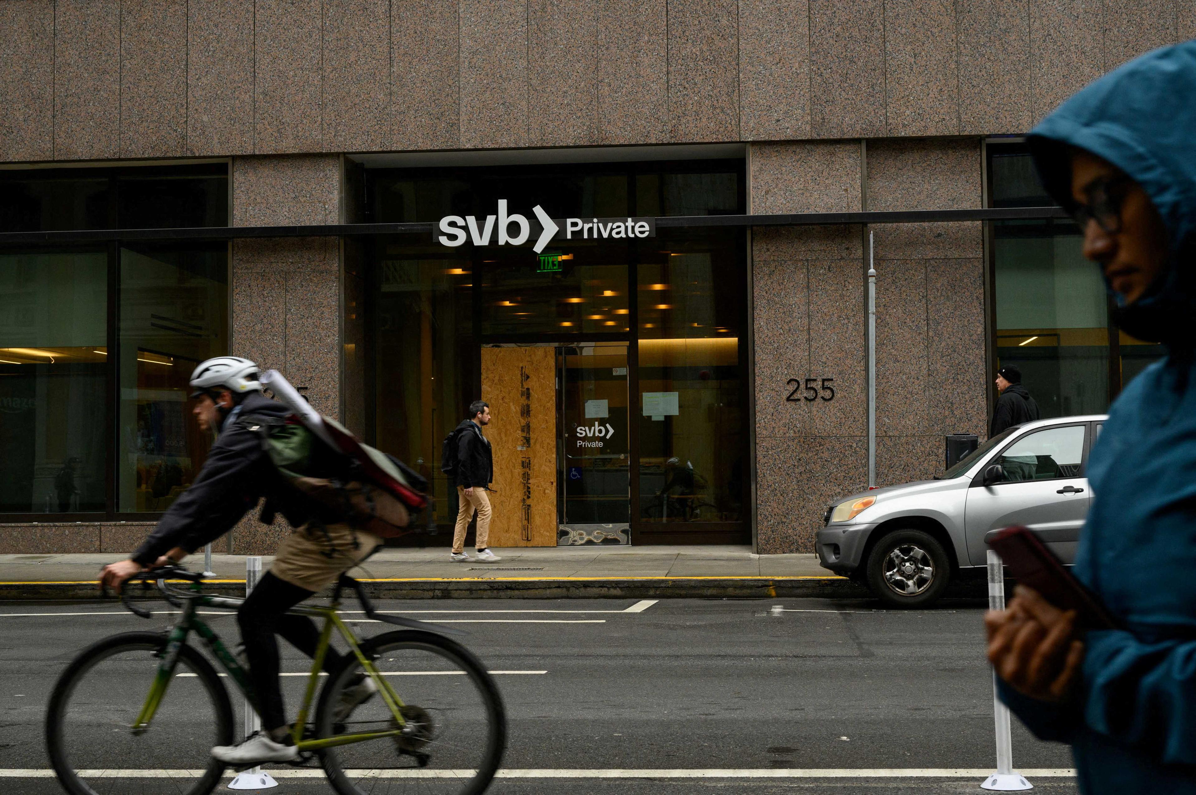 Pejalan kaki dan penunggang basikal melepasi pejabat cawangan Silicon Valley Bank di pusat bandar San Francisco, California, Amerika Syarikat pada 13 Mac. Gambar: Reuters