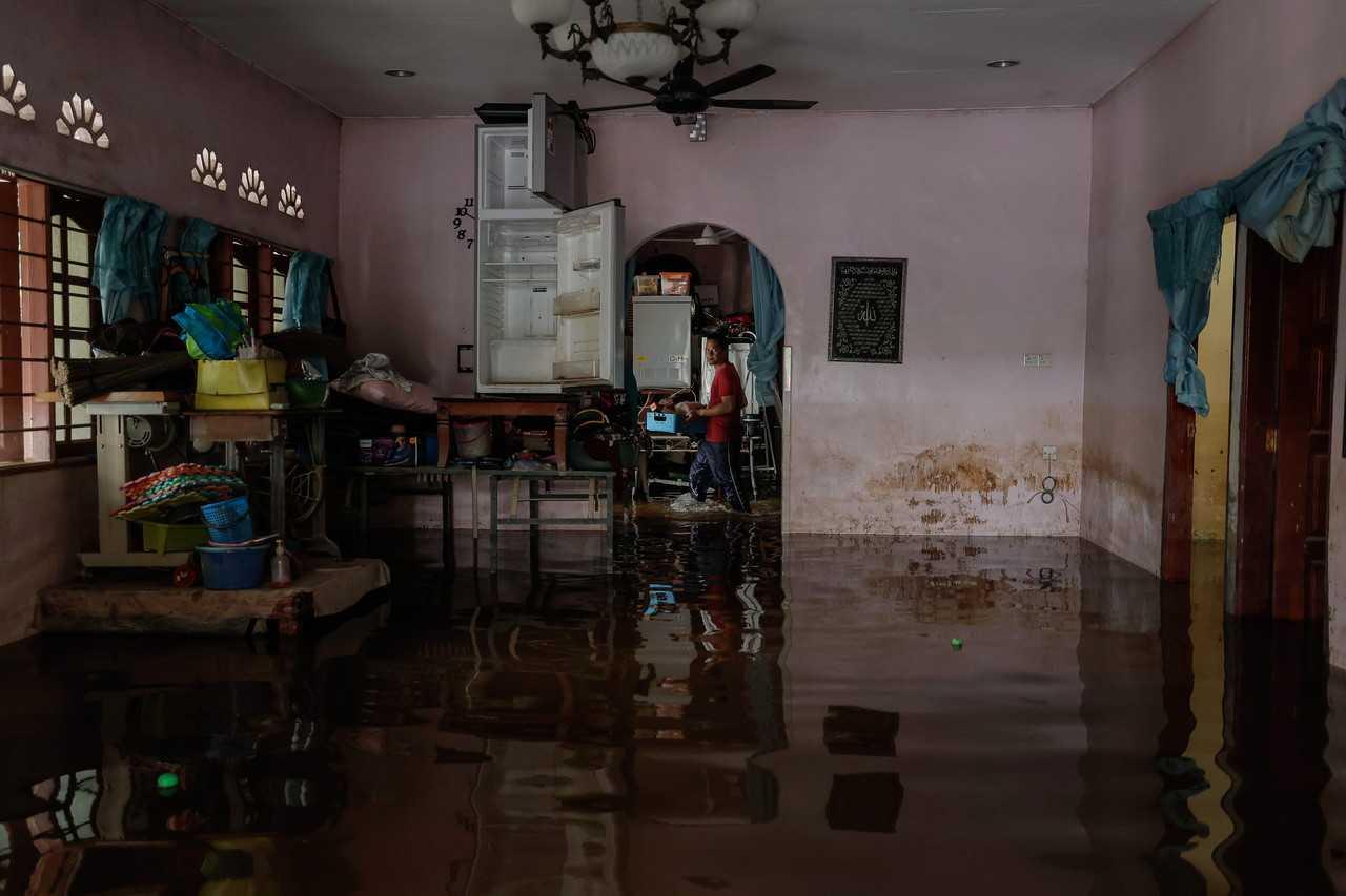 A resident cleans his house after the floods in Yong Peng, Batu Pahat in Johor, March 13. Photo: Bernama