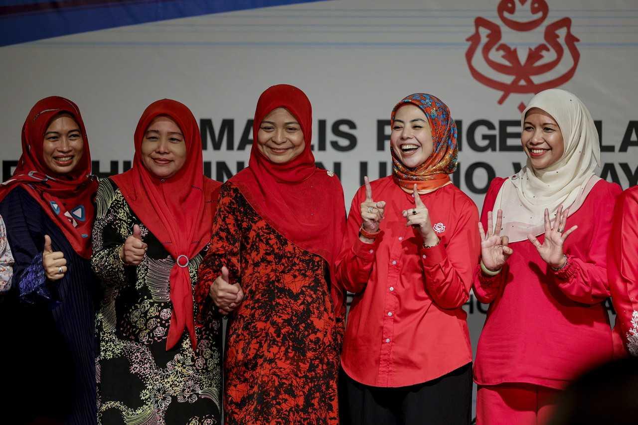 Nurulhidayah Ahmad Zahid (dua dari kanan), anak perempuan Presiden Umno Ahmad Zahid Hamidi, yang bertanding untuk jawatan ketua Wanita Umno Bagan Datuk dan exco Wanita Umno Pusat. Gambar: Bernama