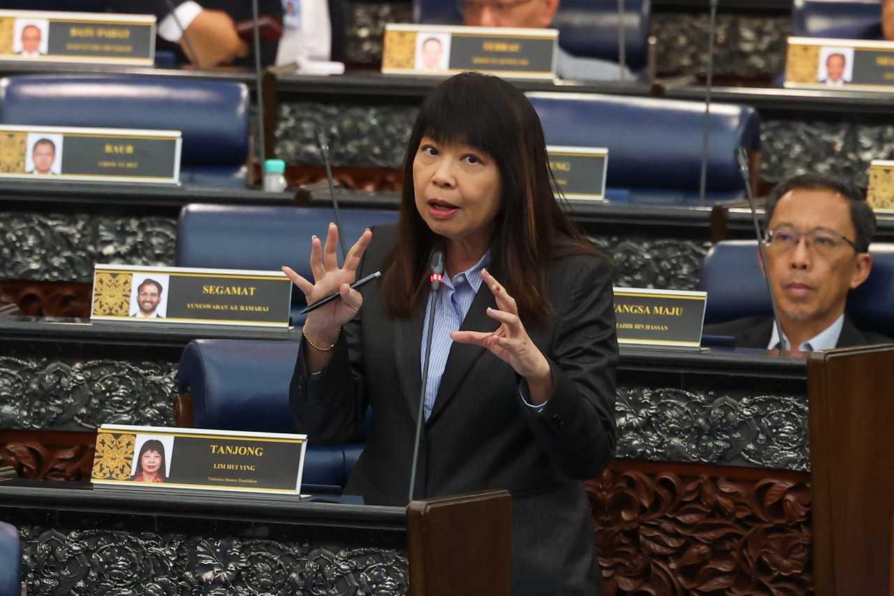 Timbalan Menteri Pendidikan Lim Hui Ying ketika sesi soal jawab lisan pada Mesyuarat Pertama Penggal Kedua Parlimen ke-15 di Bangunan Parlimen, 6 Mac. Gambar: Bernama