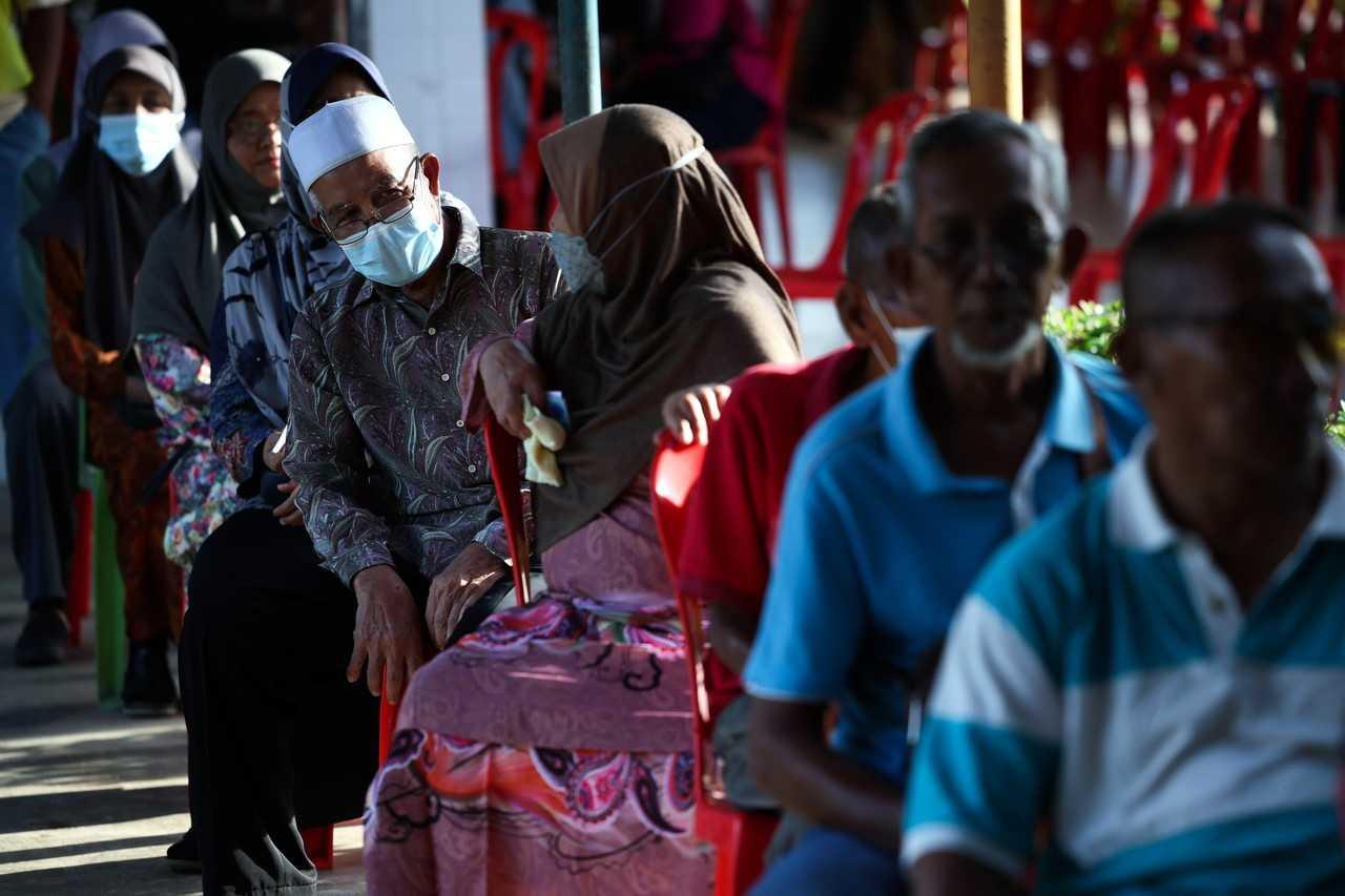 Warga emas duduk dalam barisan sementara menunggu giliran untuk mengundi pada Pilihan Raya Umum ke-15 di Sekolah Menengah Kebangsaan Tanjung Gemuk, Kuala Rompin, Pahang, 7 Disember 2022. Gambar: Bernama