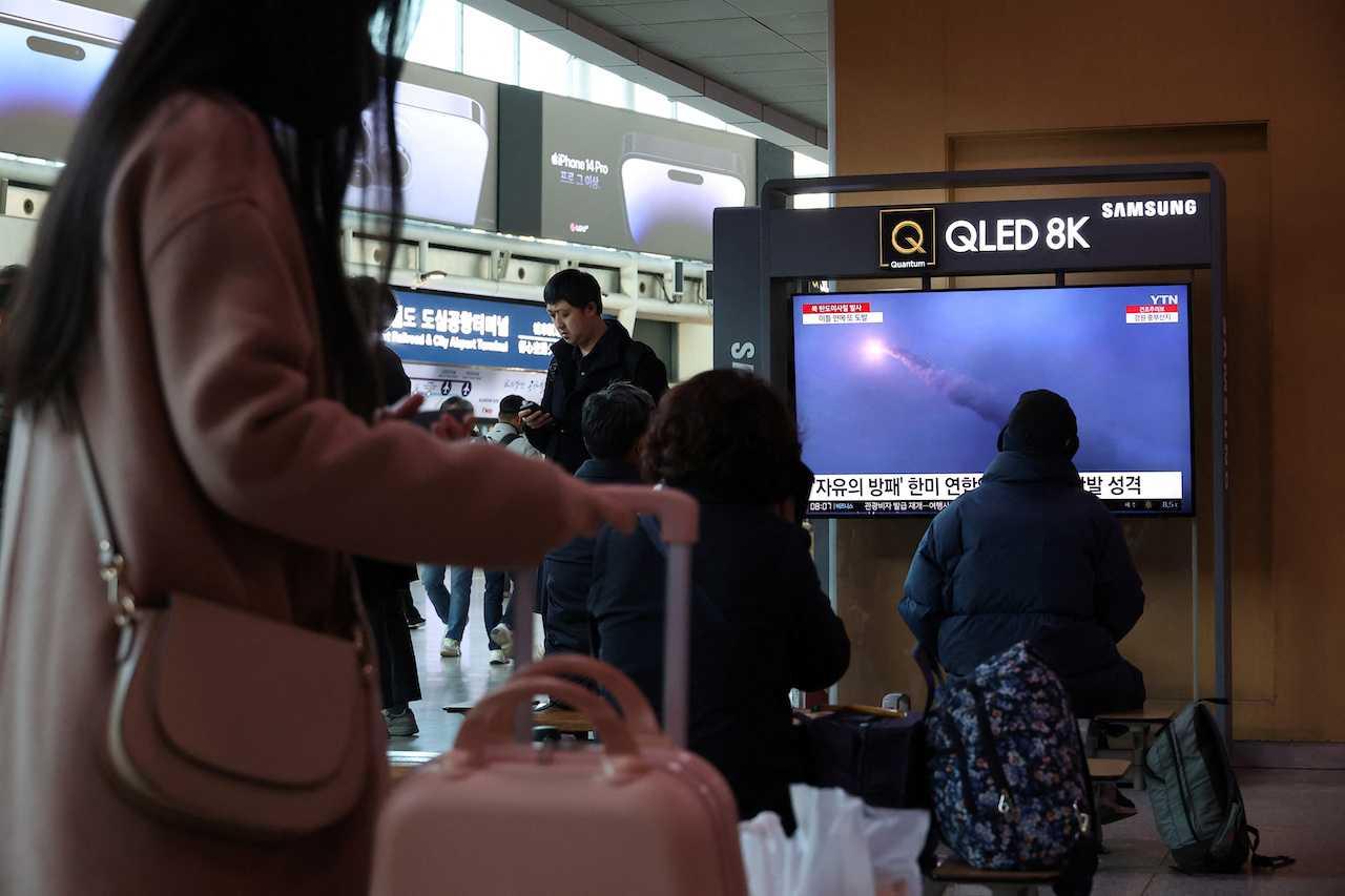 People watch a TV broadcasting a news report on North Korea firing a ballistic missile into the sea off its east coast, at a railway station in Seoul, South Korea, March 16