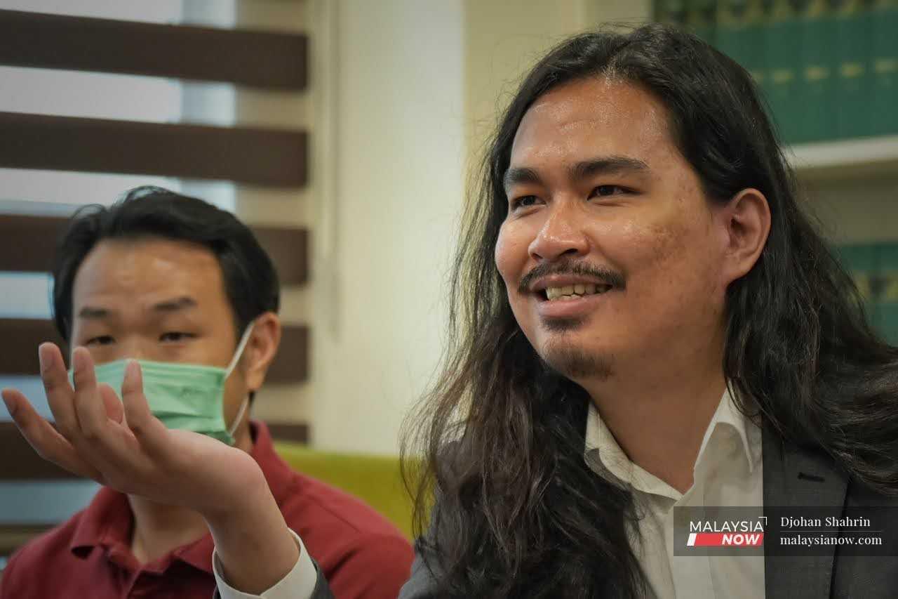 Pengarah Lawyer for Liberty, Zaid Malek semasa sidang akhbar berkaitan kerakyatan kanak-kanak terbiar yang diadakan di Petaling Jaya, 16 Mac.