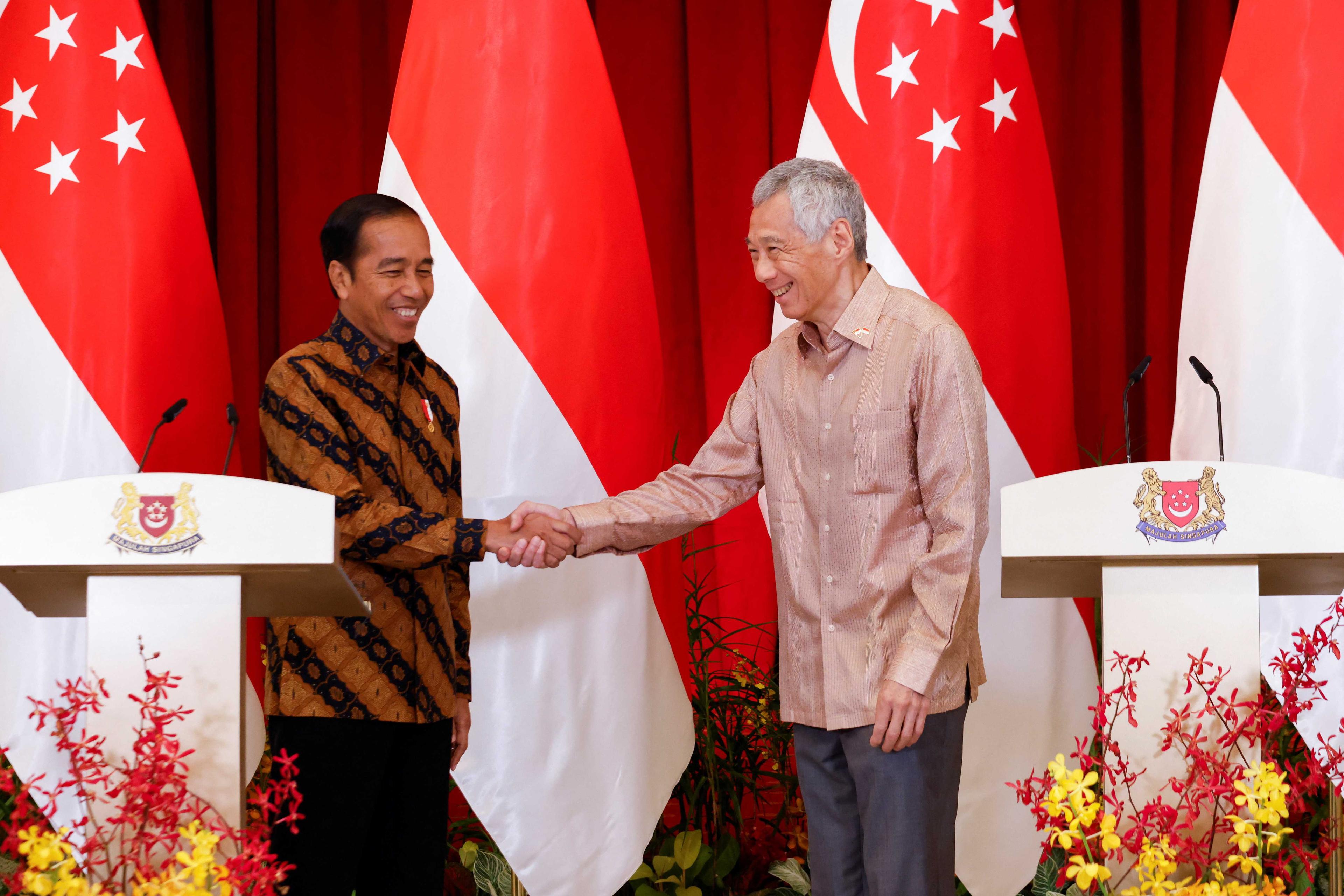 Indonesia's President Joko Widodo and Singapore's Prime Minister Lee Hsien Loong give a joint news conference at the Istana in Singapore March 16. Photo: Reuters