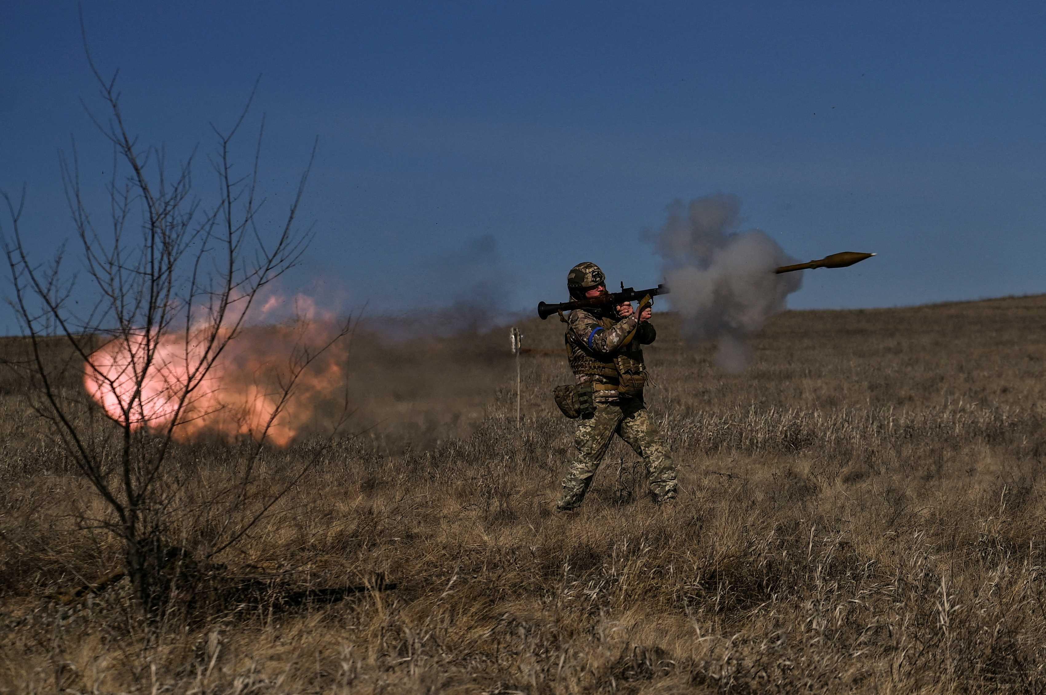 Tentera Ukraine melepaskan tembakan dengan pelancar bom jenis RPG-7 semasa latihan ketenteraan, di tengah-tengah serangan Rusia ke atas Ukraine, di wilayah Zaporizhzhia, Ukraine, 14 Mac. Gambar: Reuters