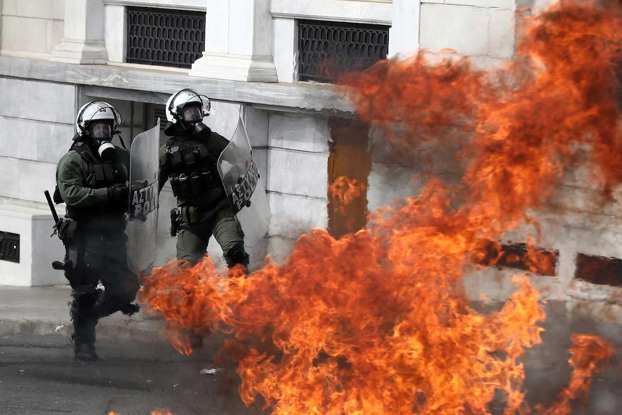 A petrol bomb explodes near riot police as they clash with protesters during a 24-hour nationwide strike over the country's deadliest train disaster last month, in Athens, Greece, March 16. Photo: Reuters