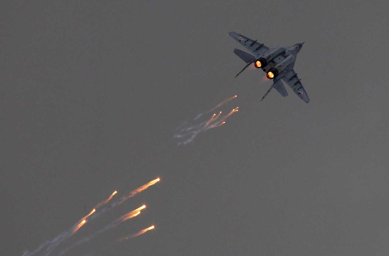 Pesawat MiG-29 Tentera Udara Poland melepaskan suar semasa persembahan di Radom Air Show di lapangan terbang di Radom, 24 Ogos 2013. Gambar: Reuters